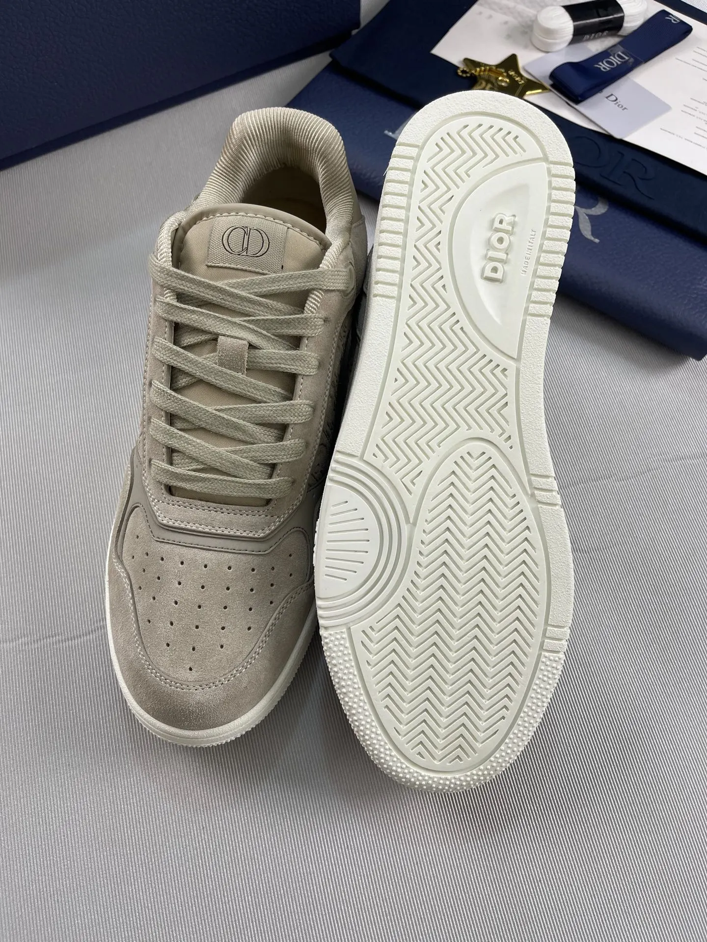 Dior『迪奥』2025超🔥B27升级版新款运动鞋👫情侣鞋。高版本1:1 采用油边套楦工艺,面料进口头层牛皮+高科技面料,内里牛皮+定制里布。TPU原版刻复大底。高底帮齐出30多色 码数:女35-42 男38-45 出厂价底p270💰 欢迎各位老总比货……