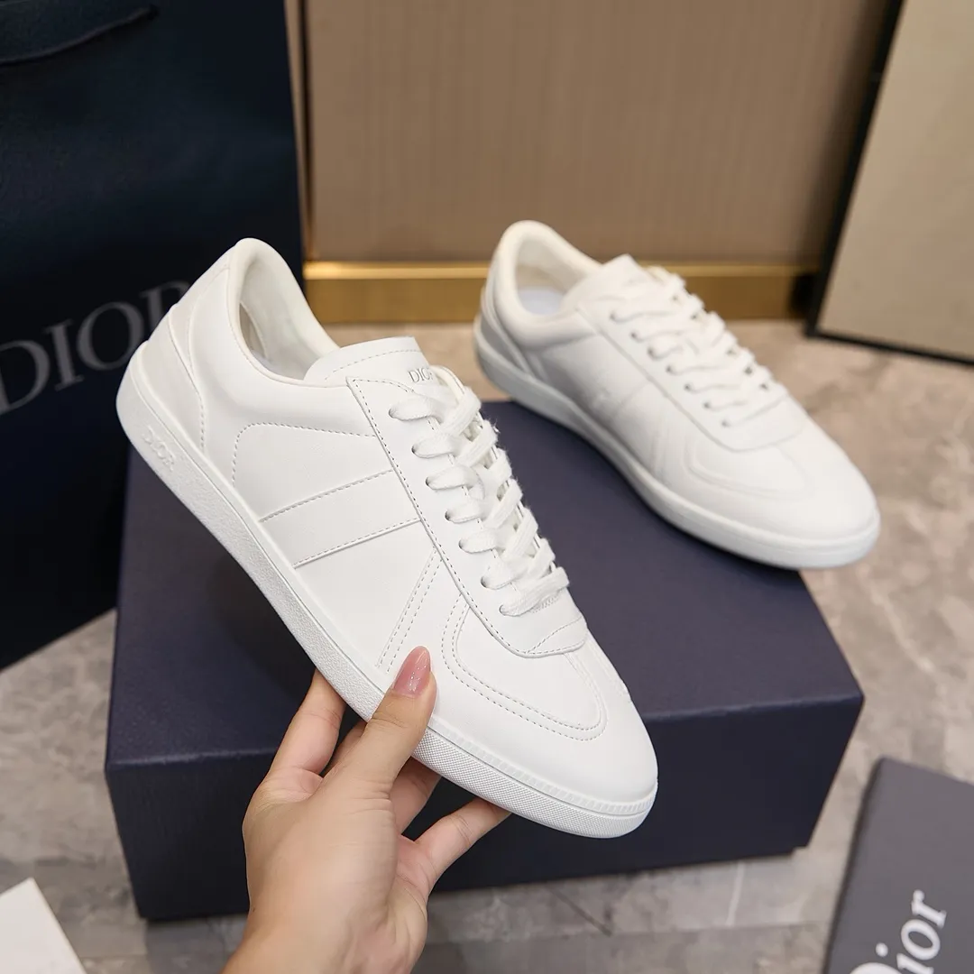 p260 迪奥 / Dior B01 Matchpoint 运动鞋 男女士 35-45 干邑色和白色光滑牛皮革搭配白色绒面革 迪奥德训薄底运动鞋 这款 B01 Matchpoint 运动鞋是二零二五秋季系列新品,标志着 Dior 经典款式的回归,以时尚优雅的廓形重新诠释。采用干邑色和白色光滑牛皮革精心制作,饰以白色绒面革拼接提升格调。鞋舌和内部侧面饰以 Dior 标志,鞋后跟饰以 CD Icon 标志。搭配棕色橡胶鞋底,点缀以 Dior 标志,可与 Dior Icons 限定系列的各式造型搭配,打造精致造型。 主体:牛皮革,绒面牛皮革 里料:羊皮革 鞋舌饰以 Dior 标志 内部侧面饰有 Dior 标志 鞋跟饰以 CD Icon 标志 低帮 鞋带开合 琥珀色橡胶外底搭配 Dior 标志 拼接结构 内含防尘袋 另附白色鞋带一副