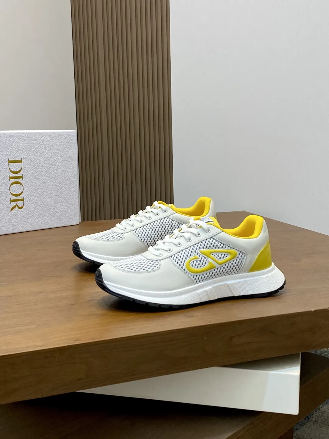 💰430 𝐂𝐡𝐫𝐢𝐬𝐭𝐢𝐚𝐧 𝐃𝐢𝐨𝐫# 迪奥透气飞织休闲运动鞋 柔软透气的鞋面与轻盈的纹理效果橡胶鞋底相得益彰,饰以各种经典细节,是日常造型的理想之选 可与各式休闲单品搭配,打造精致造型 底厚 :3.5CM Size:39-44(38 45定制)