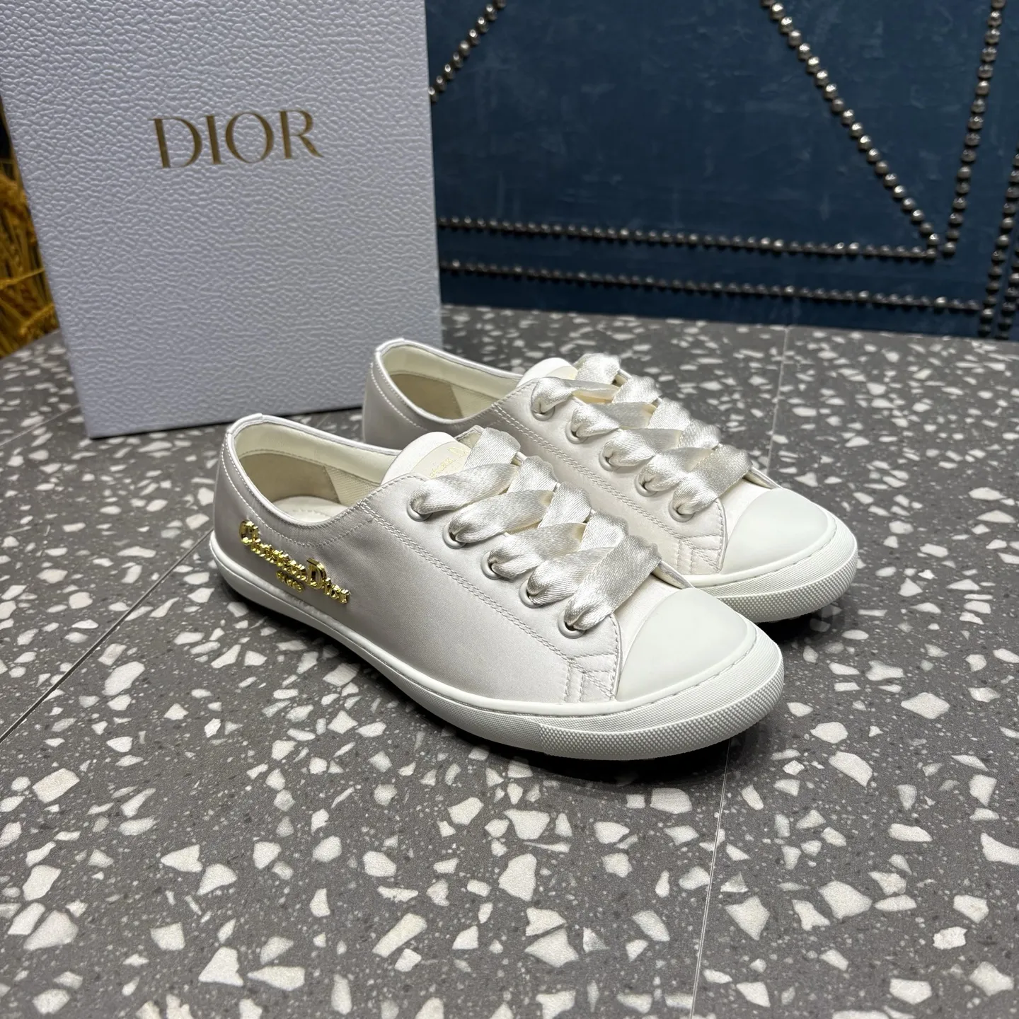 迪奥 DIOR 缎面休闲运动鞋! 面料:进口真丝 内里:原版一致 大底:TPU大底 码数:35-40码 价格:💰250
