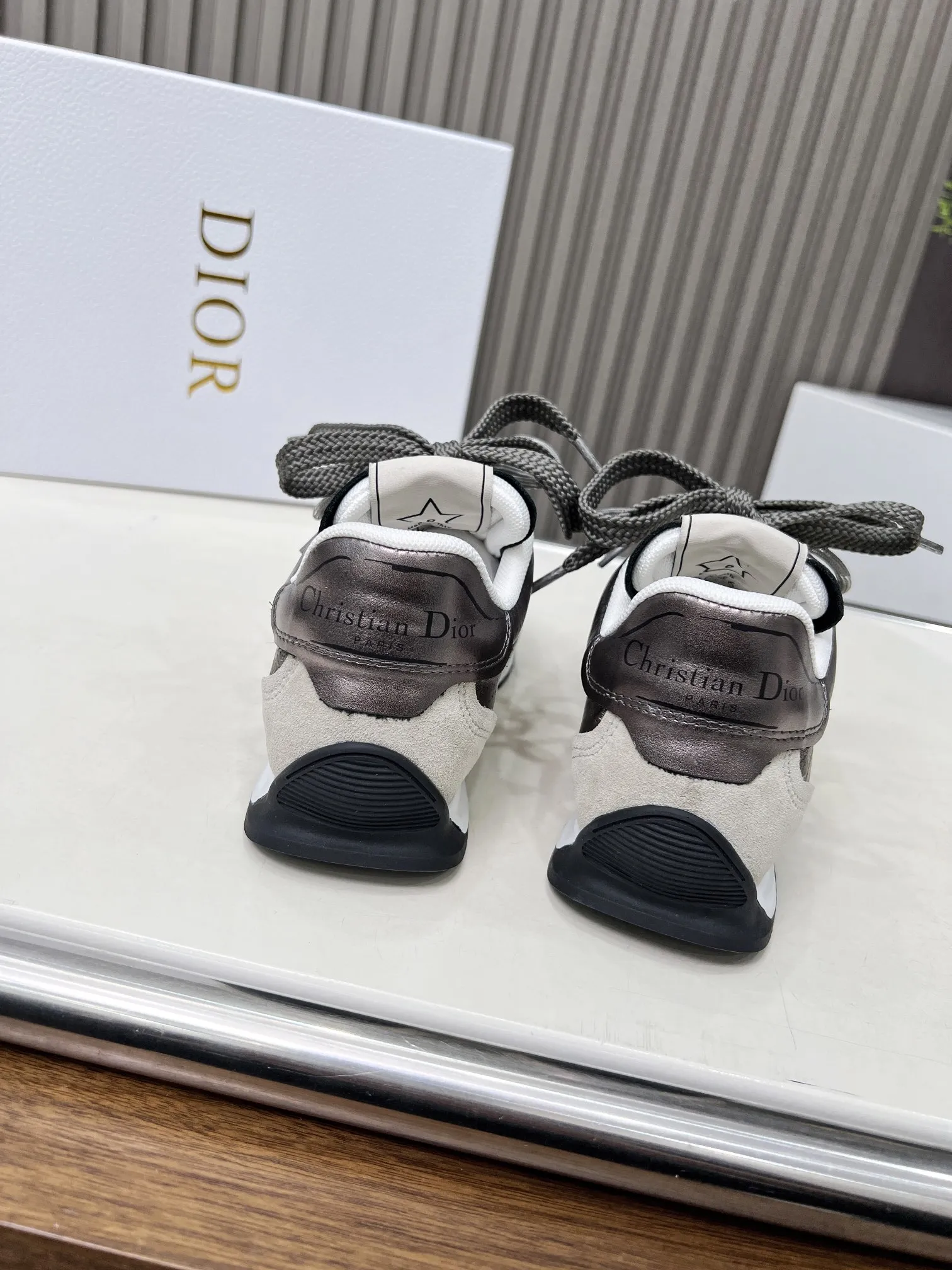 p270 这款 D-Sketch运动鞋是二零二五春夏成衣系列新品，彰显经典的复古美学。采用金色调褶皱羊皮革和金色调叠层牛皮革等材质精心制作，饰以灵感源自鞋履制作阶段的印花标志，搭配米色绒面牛皮革镶片和双鞋带。侧面饰以手写风格的Christian Dior Paris标志，鞋跟和鞋舌点缀以Christian Dior Paris 标志镶片和标牌。搭配双色纤薄橡胶鞋底更显精致，可为各式休闲造型增添高订气质。 码数：35~41（男款打板中） 颜色：黑 白 金 银