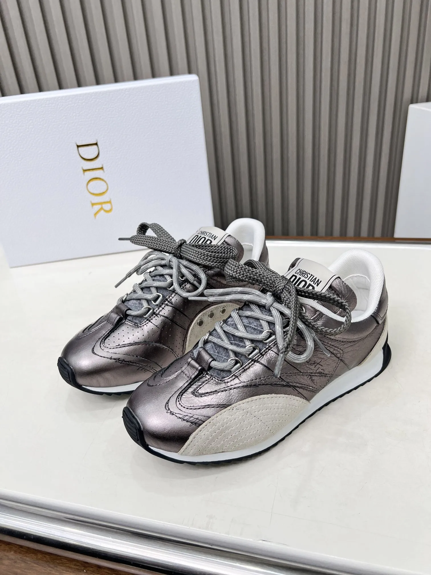 p270 这款 D-Sketch运动鞋是二零二五春夏成衣系列新品,彰显经典的复古美学。采用金色调褶皱羊皮革和金色调叠层牛皮革等材质精心制作,饰以灵感源自鞋履制作阶段的印花标志,搭配米色绒面牛皮革镶片和双鞋带。侧面饰以手写风格的Christian Dior Paris标志,鞋跟和鞋舌点缀以Christian Dior Paris 标志镶片和标牌。搭配双色纤薄橡胶鞋底更显精致,可为各式休闲造型增添高订气质。 码数:35~41(男款打板中) 颜色:黑 白 金 银