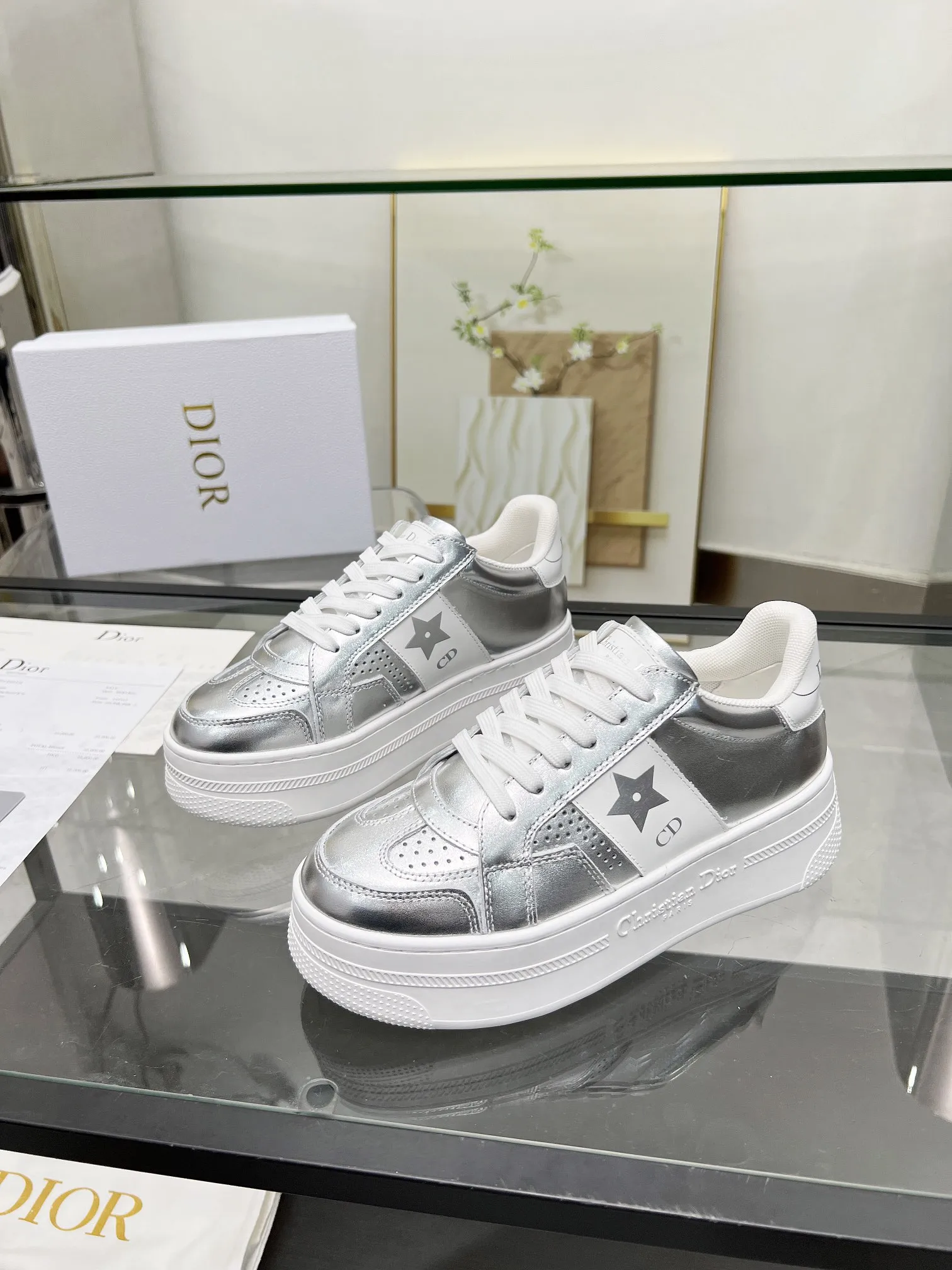 p230 [庆祝]迪家新花色官网同步更新啦 这款 Dior Star运动鞋是一款时尚单品，明星运动鞋，提高了现代风格的标志线。鞋面采用银色贴膜皮精心裁制而成，两侧则饰有银色CD签名和星星图案，彰显独特魅力。厚而超轻的标志性鞋底增高5cm，这款运动鞋一年四季都可以与休闲装搭配 码数：35-41 欢迎上图下单[玫瑰][玫瑰][玫瑰]
