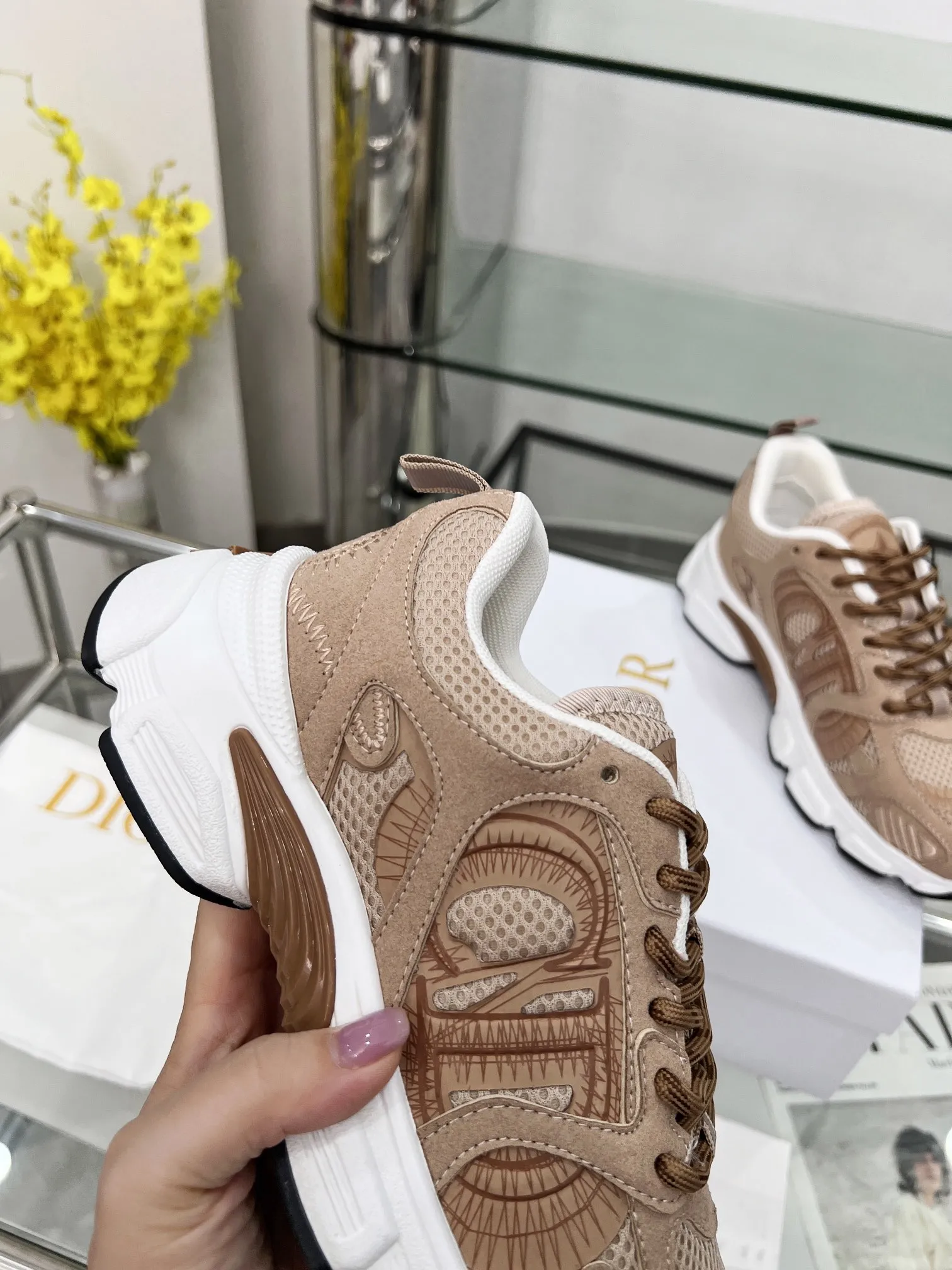 p250 官网新色同步更新 这款 Dior Chrono 运动鞋以Dior的高订风格重新演绎跑步鞋。米色网眼织物搭配同色调绒面牛皮革镶片，侧面的CD 标志、鞋舌上的星星补丁和鞋跟的Dior标志，诸多经典细节彰显格调。采用双色鞋带，轻盈鞋底搭配星星图案，可全年打造休闲造型。 码数：女码35-41（35/42可定做） 男码40-46（39-47定做不退不换） 颜色：12色可选