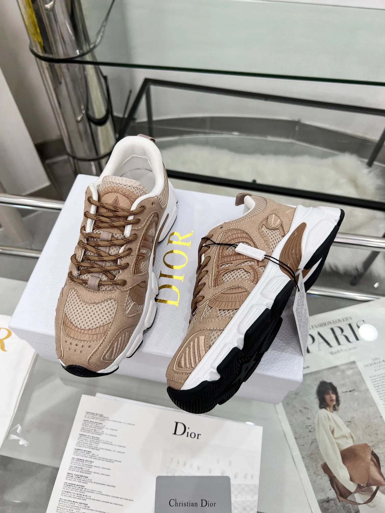 p250 官网新色同步更新 这款 Dior Chrono 运动鞋以Dior的高订风格重新演绎跑步鞋。米色网眼织物搭配同色调绒面牛皮革镶片，侧面的CD 标志、鞋舌上的星星补丁和鞋跟的Dior标志，诸多经典细节彰显格调。采用双色鞋带，轻盈鞋底搭配星星图案，可全年打造休闲造型。 码数：女码35-41（35/42可定做） 男码40-46（39-47定做不退不换） 颜色：12色可选