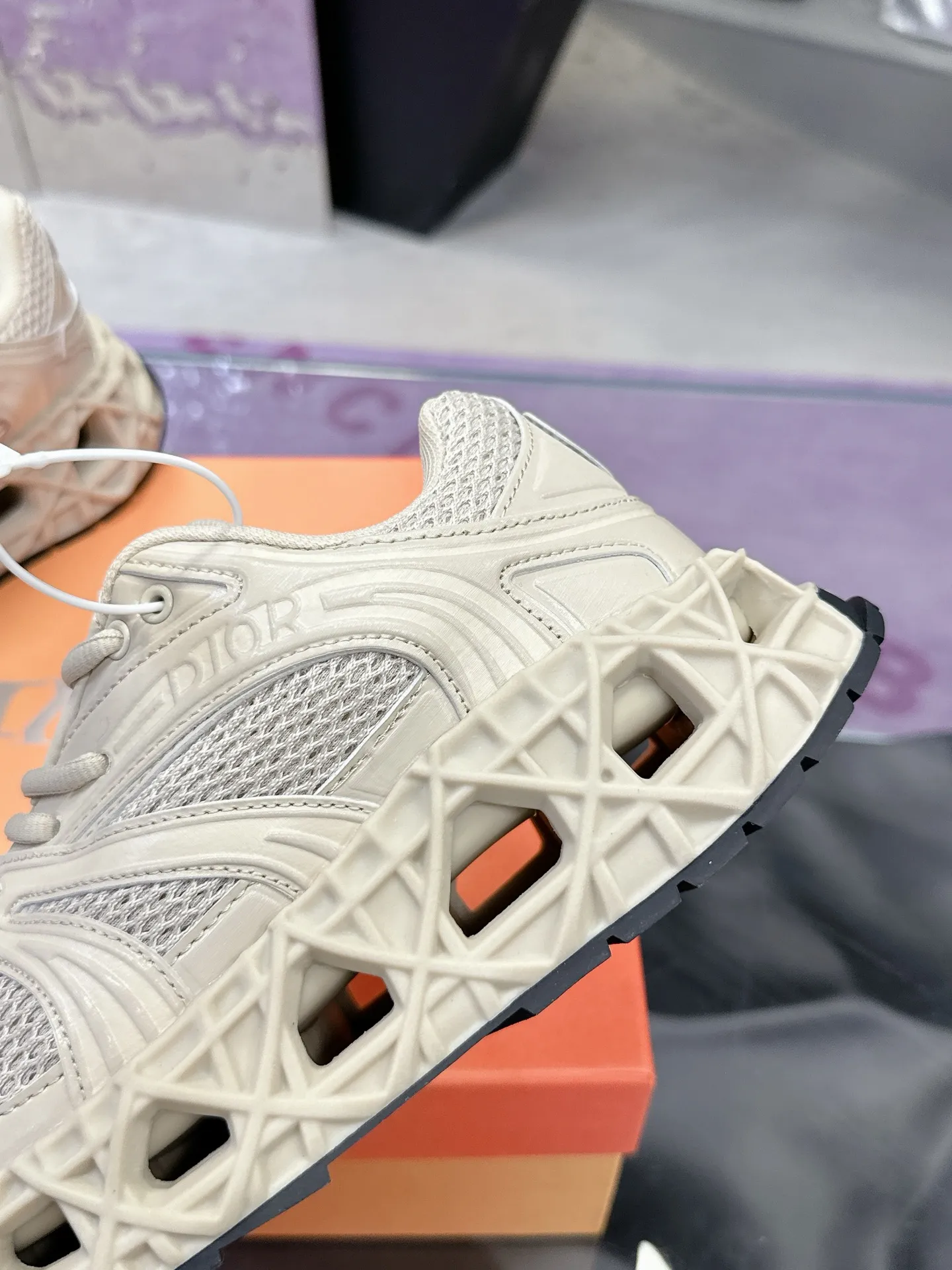 工厂价:370(代购版👍) 迪奥Dior25新款低帮运动鞋,采用进口网眼织物精心制作,搭配曲纹藤格纹注塑橡胶提升格调,全新演绎经典图案,彰显未来主义的风格。鞋舌和正面饰以Dior标志,孔眼突显徒步鞋的风格 CD Diamond抽绳彰显科技魅力。纹理凹口厚底采用橡胶精心制作,提供理想的抓地力,加固鞋跟缔造舒适非凡的穿着体验。可与运动服饰和休闲装扮搭配,打造精致造型。 Size: 39-44 (45定制)