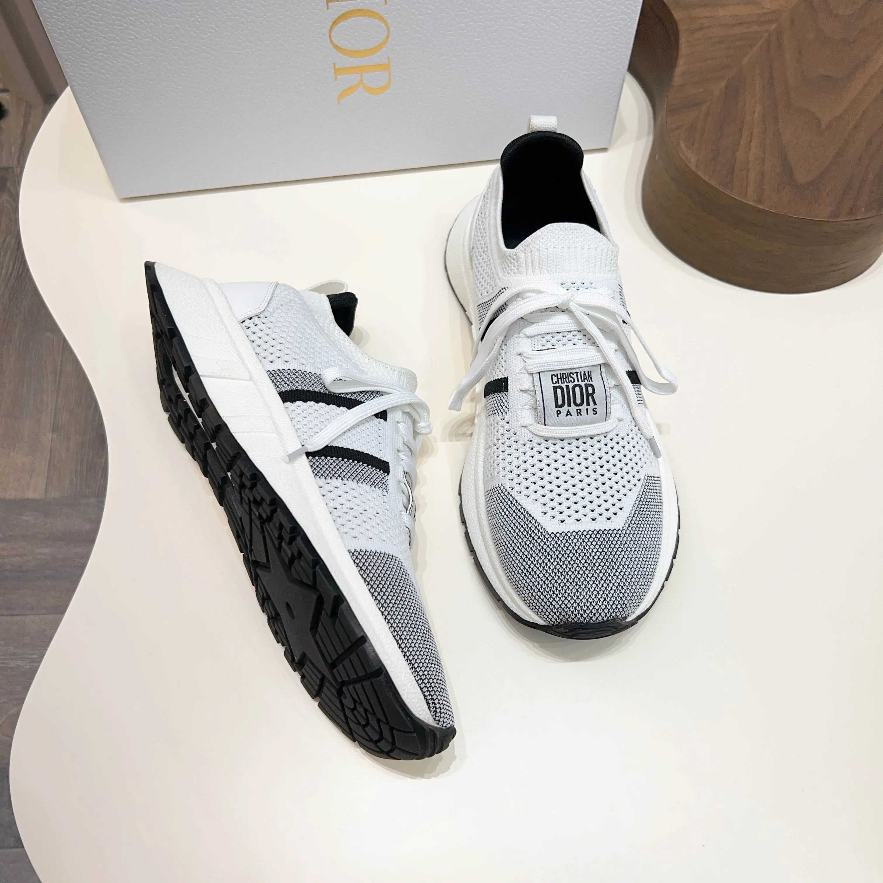 💰290 𝐂𝐡𝐫𝐢𝐬𝐭𝐢𝐚𝐧 𝐃𝐢𝐨𝐫# 迪奥飞织休闲运动鞋 柔软透气的鞋面与轻盈的纹理效果橡胶鞋底相得益彰，饰以各种经典细节，是日常造型的理想之选 可与各式休闲单品搭配，打造精致造型 底厚 ：3.5CM Size：39-44（38 45定制）