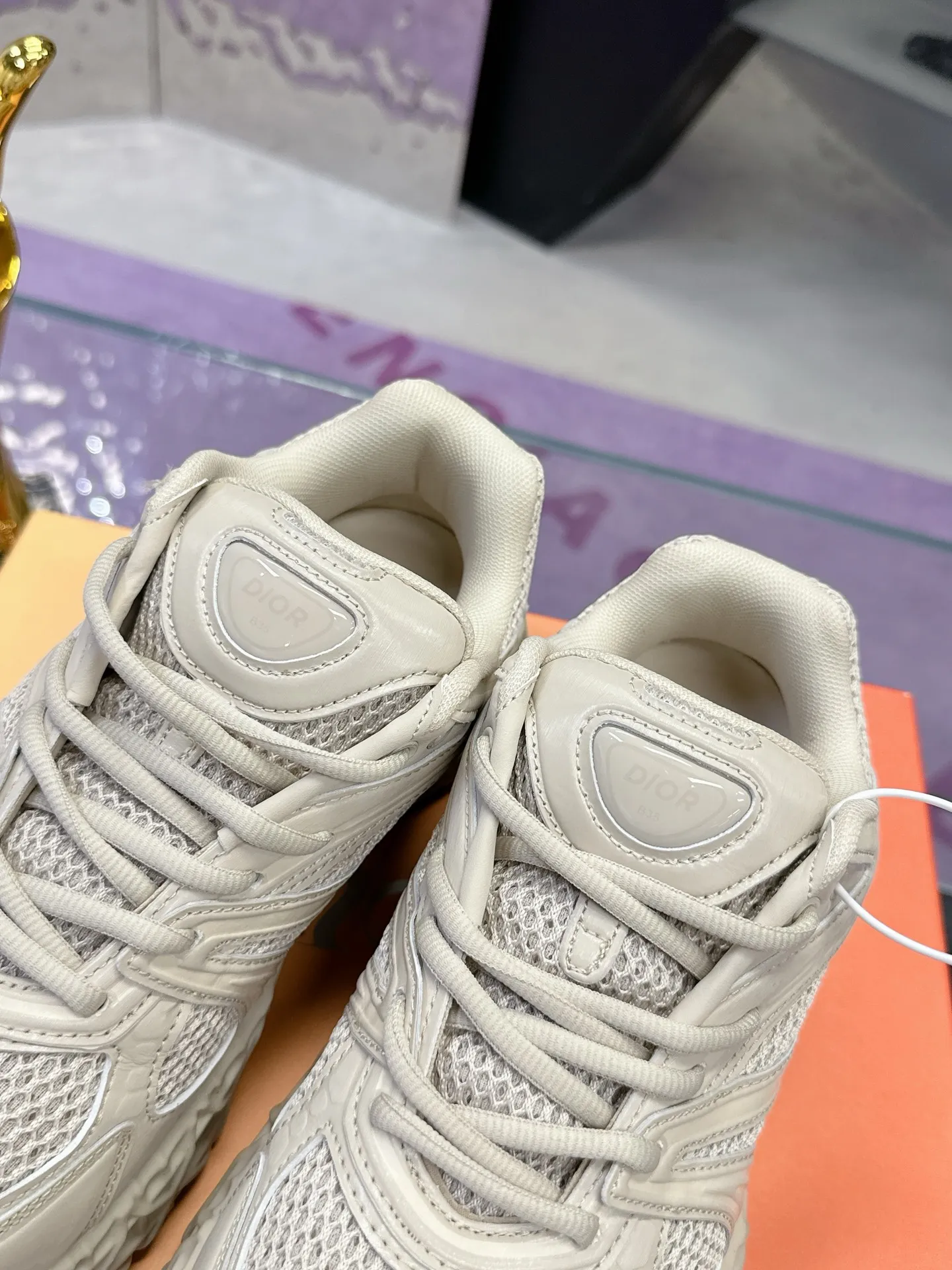 工厂价:370(代购版👍) 迪奥Dior25新款低帮运动鞋,采用进口网眼织物精心制作,搭配曲纹藤格纹注塑橡胶提升格调,全新演绎经典图案,彰显未来主义的风格。鞋舌和正面饰以Dior标志,孔眼突显徒步鞋的风格 CD Diamond抽绳彰显科技魅力。纹理凹口厚底采用橡胶精心制作,提供理想的抓地力,加固鞋跟缔造舒适非凡的穿着体验。可与运动服饰和休闲装扮搭配,打造精致造型。 Size: 39-44 (45定制)