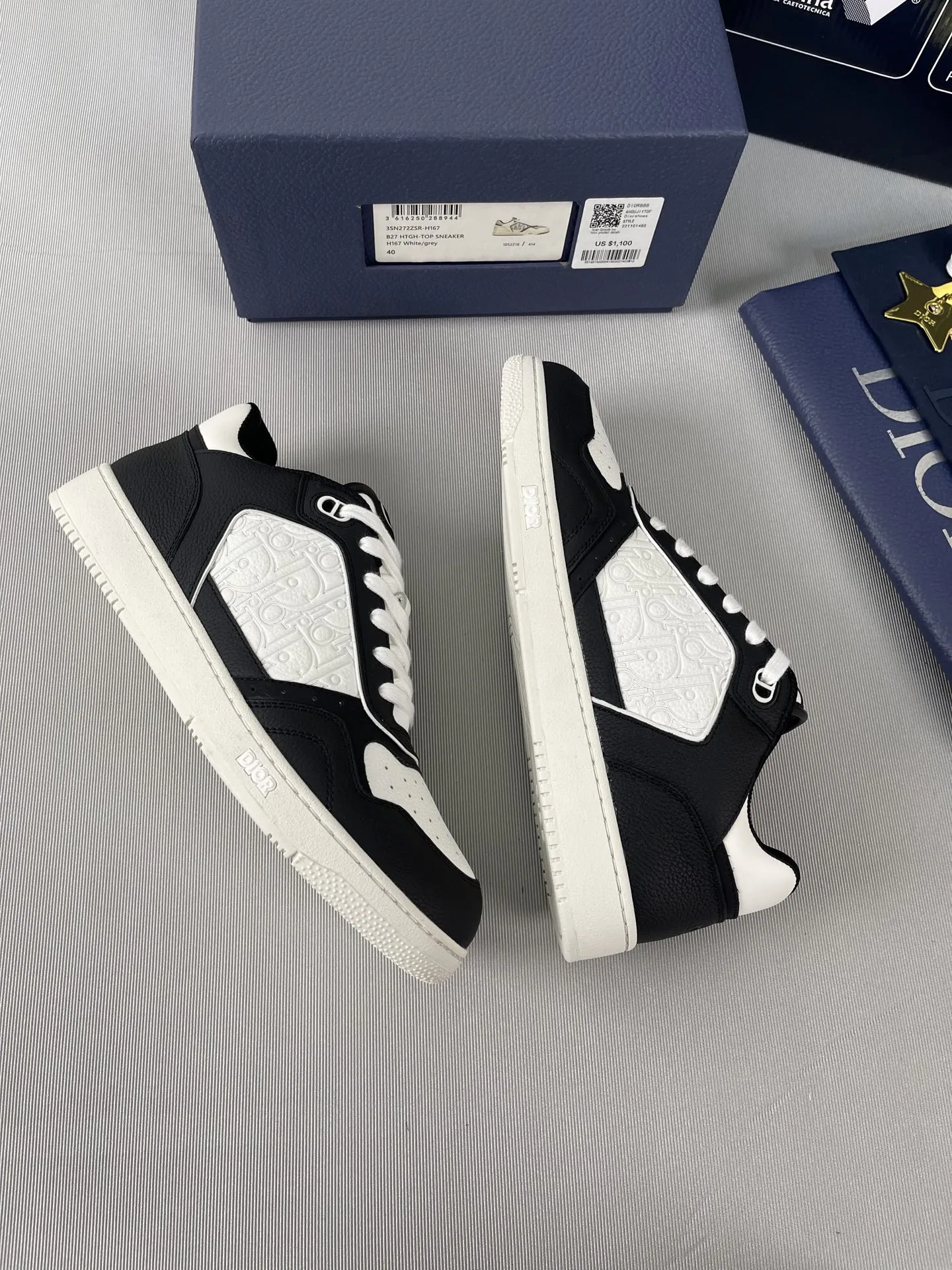 Dior『迪奥』2025超🔥B27升级版新款运动鞋👫情侣鞋。高版本1:1 采用油边套楦工艺，面料进口头层牛皮+高科技面料，内里牛皮+定制里布。TPU原版刻复大底。高底帮齐出30多色 码数:女35-42 男38-45 出厂价底p270💰 欢迎各位老总比货&hellip;&hellip;