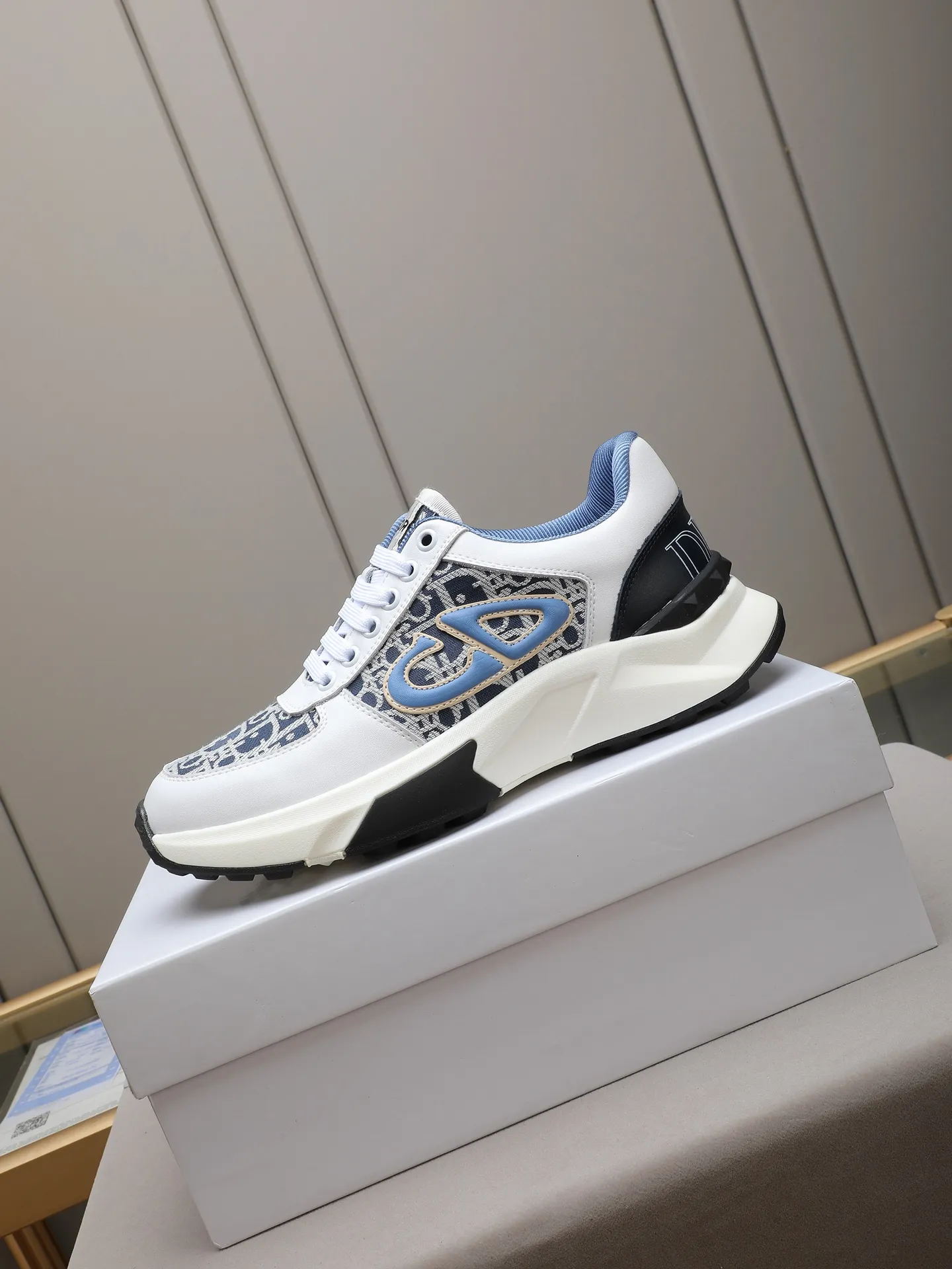 🆕🆕🆕PPP230 Dior迪奥前卫百搭时尚男鞋私版开模，小牛皮拼接迪奥专用防水布料，时尚干脆、大气个性更潮更抢眼更追求档次，它将颠覆旧念，与您共度时尚潮人必备! 必自留 ! 高大上的舒适大低，高端品质做工。码数：38-44 （45定做）4色供亲选[亲亲][亲亲][亲亲]