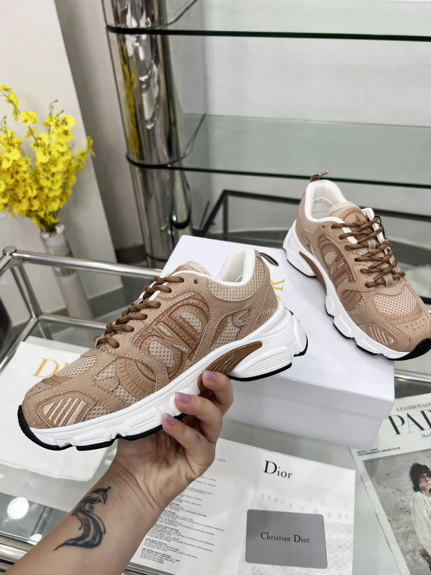 p250 官网新色同步更新 这款 Dior Chrono 运动鞋以Dior的高订风格重新演绎跑步鞋。米色网眼织物搭配同色调绒面牛皮革镶片，侧面的CD 标志、鞋舌上的星星补丁和鞋跟的Dior标志，诸多经典细节彰显格调。采用双色鞋带，轻盈鞋底搭配星星图案，可全年打造休闲造型。 码数：女码35-41（35/42可定做） 男码40-46（39-47定做不退不换） 颜色：12色可选