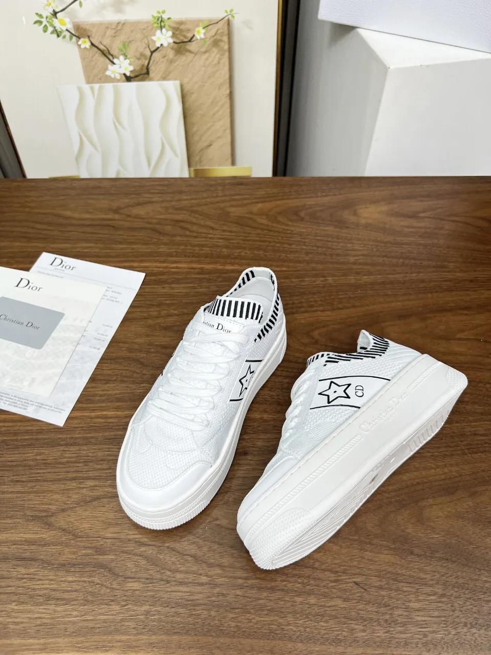 p230 这款 Dior Star厚底运动鞋来自Dior Vibe限定系列，经久不衰的设计别具一格。采用白色网眼织物精心制作，侧面饰以黑色 CD 标志和星星图案，鞋舌点缀以Christian Dior Paris 标志。搭配经典厚底，轻盈舒适，四季皆宜，可与各式休闲造型搭配，增添点睛之笔。🎉迪家新花色官网同步更新啦 码数：35-41（42可定做不退不换） 欢迎上图下单[玫瑰][玫瑰][玫瑰]