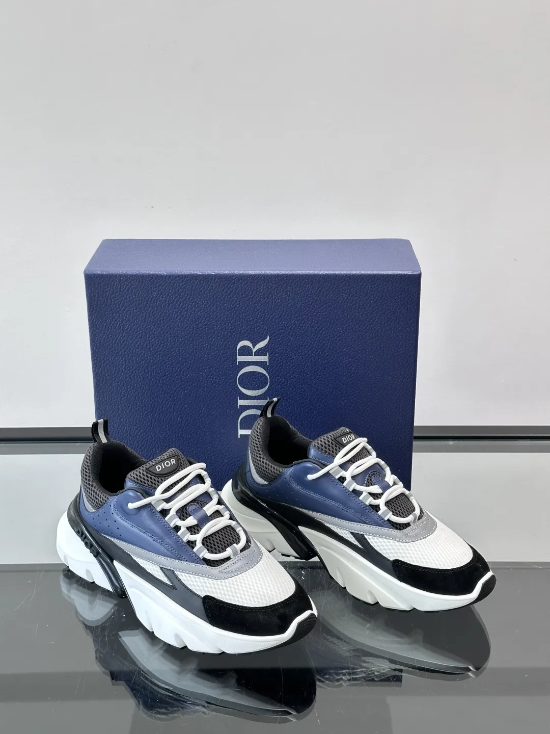 Dior B22复古慢跑鞋,灵感来自经典慢跑鞋,低帮厚底设计,牛皮革+网眼织物拼接,质感满分又透气。 黑白刻花橡胶鞋底,抓地力和舒适度都很棒,日常穿搭或运动都OK!鞋侧有“CD”浮雕标志,低调又有辨识度。配色丰富,黑白、灰蓝等,百搭又时髦,欧美嘻哈圈和博主都爱,潮流穿搭必备款 P:240 size:39-44(38..46.47定制)