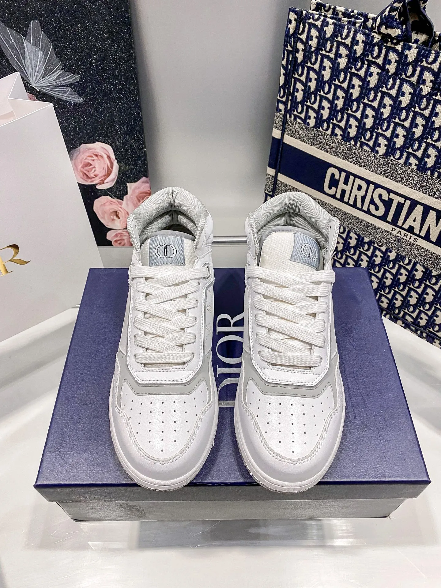 橙子出厂价💰140,男码+10 Dior 迪奥 B27系列 运动鞋 滑板鞋 休闲鞋 情侣款 高帮# 这款运动鞋是该系列新品,延续经典款式。“CD Icon”造型的鞋带孔眼巧妙精致,双色TPU鞋底、后侧鞋口和鞋跟处均带有品牌标志性细节,提升格调。 码数:35-45