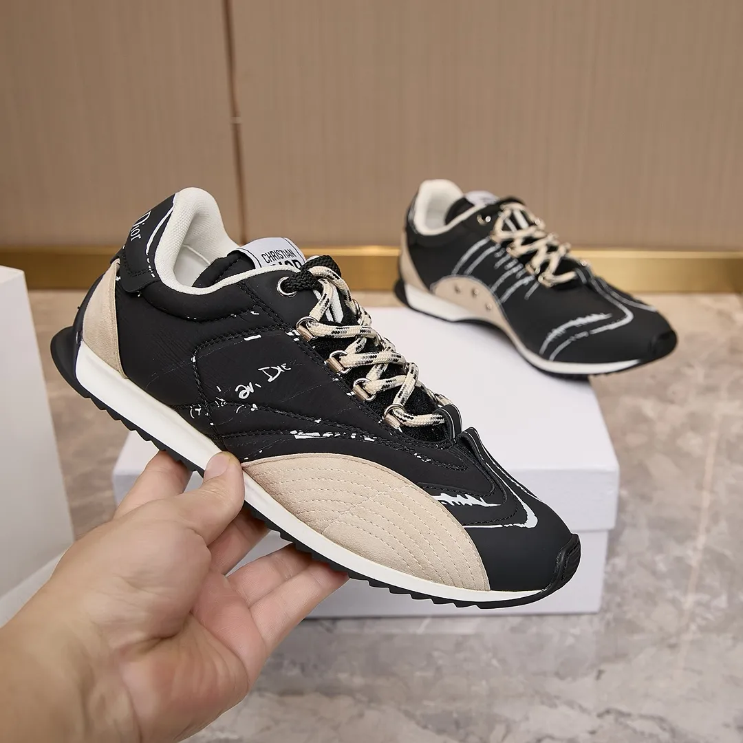 p300 迪奥 / Dior D-Sketch 运动鞋 男女35-45 黑色尼龙和牛皮革 这款 D-Sketch 运动鞋于迪奥二零二五春夏成衣系列发布秀精彩亮相，彰显经典的复古美学。采用白色尼龙和牛皮革精心制作，饰以灵感源自鞋履制作阶段的印花标志，搭配米色绒面牛皮革镶片和双鞋带。侧面饰以手写风格的 Christian Dior Paris 标志，鞋跟和鞋舌点缀以 Christian Dior Paris 标志镶片和标牌。搭配双色纤薄橡胶鞋底更显精致，可为各式休闲造型增添高订气质。 帮面材质：牛皮革，牛剖层革，织物 装饰物及装饰线除外 侧面、鞋舌和鞋跟饰以 Christian Dior Paris 标志 双色纤薄橡胶鞋底饰以 Christian Dior 的幸运星符号