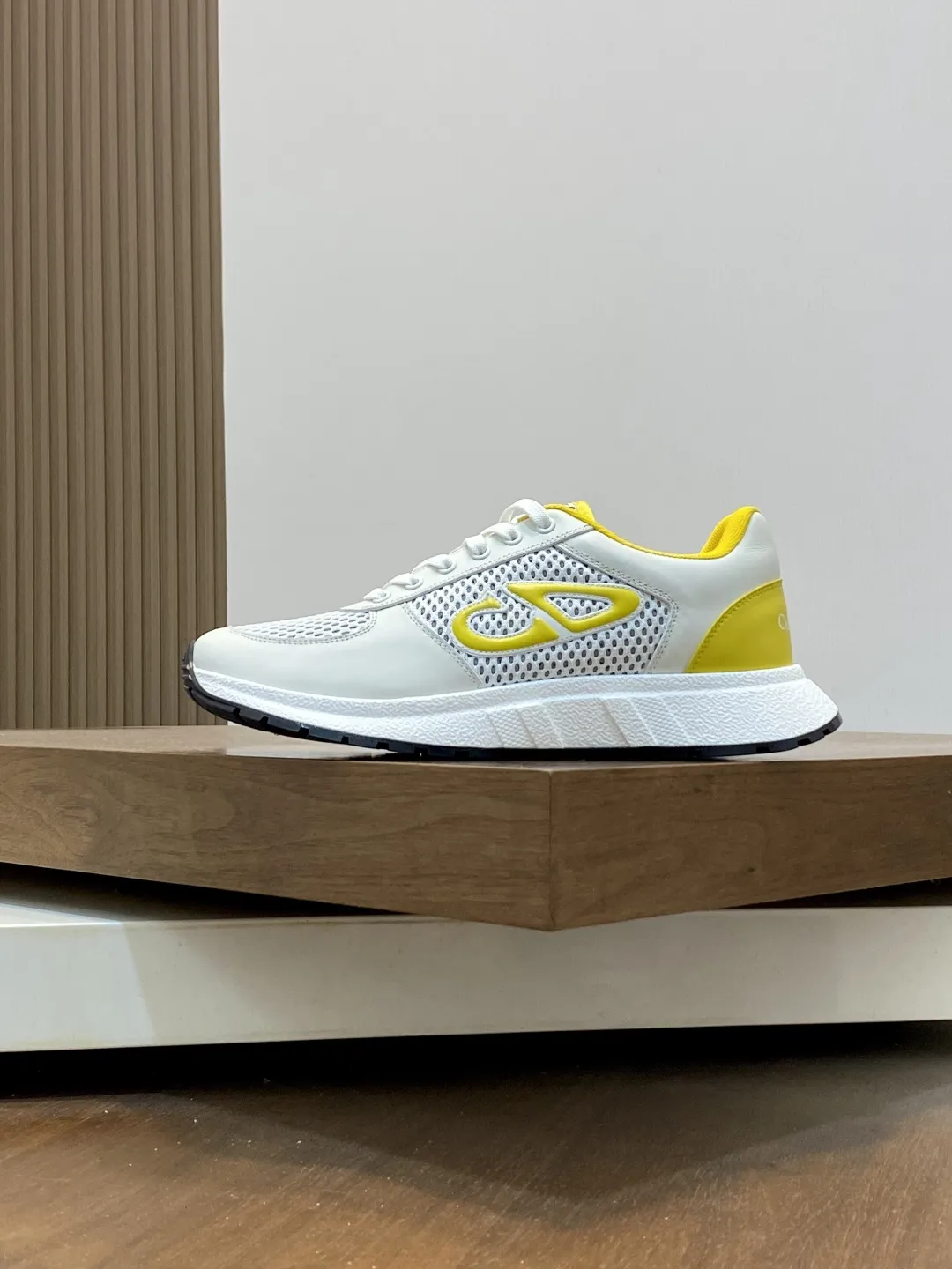 💰430 𝐂𝐡𝐫𝐢𝐬𝐭𝐢𝐚𝐧 𝐃𝐢𝐨𝐫# 迪奥透气飞织休闲运动鞋 柔软透气的鞋面与轻盈的纹理效果橡胶鞋底相得益彰,饰以各种经典细节,是日常造型的理想之选 可与各式休闲单品搭配,打造精致造型 底厚 :3.5CM Size:39-44(38 45定制)