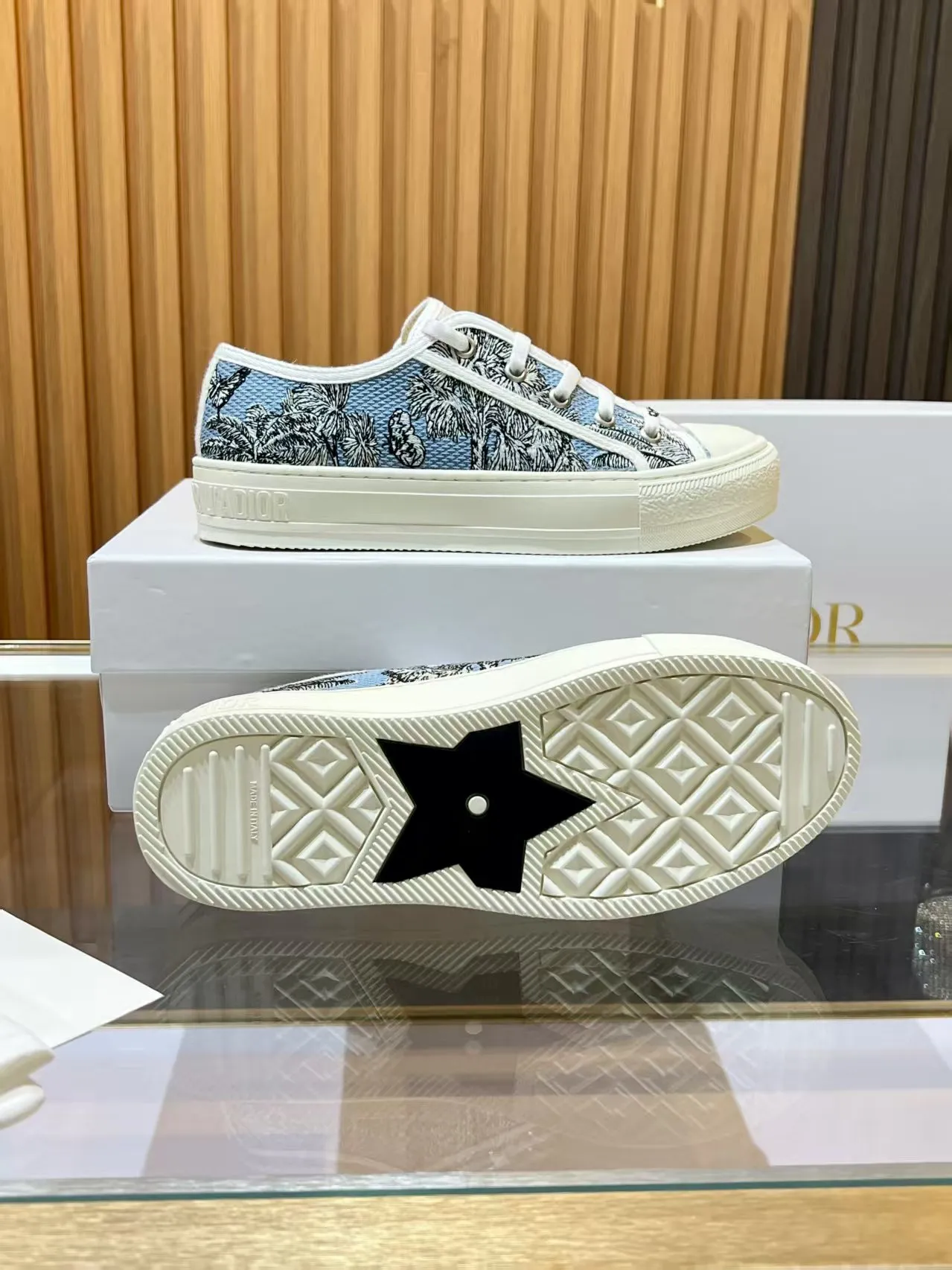P230 上新啦 🔥🔥DIOR（迪奥）Dioriviera Walk'n'Dior 运动鞋，采用太空蓝和白色棉质刺绣 Palms 茹伊印花设计 在时尚的舞台上，Dior刺绣鞋是当之无愧的主角。细腻的针法游走于鞋面，每一针都倾注了匠人的心血，每一线都编织着艺术的诗篇。从繁复的花卉图案到灵动的几何纹理，刺绣如同赋予鞋子生命的魔法，让它在静态中也能展现出动态的美感。 穿上Dior刺绣鞋，仿佛踏入了一个充满艺术气息的梦幻世界。它不仅是一双鞋，更是一件行走的艺术品，将时尚与文化完美融合。无论是漫步在繁华的都市街头，还是出席重要的社交场合，Dior刺绣鞋都能为你的造型增添独特的魅力，成为众人瞩目的焦点。 选择Dior刺绣鞋，就是选择一种对品质的执着追求，对时尚的独特理解。让它陪伴你走过每一个精彩瞬间，留下属于你的时尚印记。 材质：内里羊皮 垫脚 丝绸牛皮 码数 35-41 跟高 3.5cm