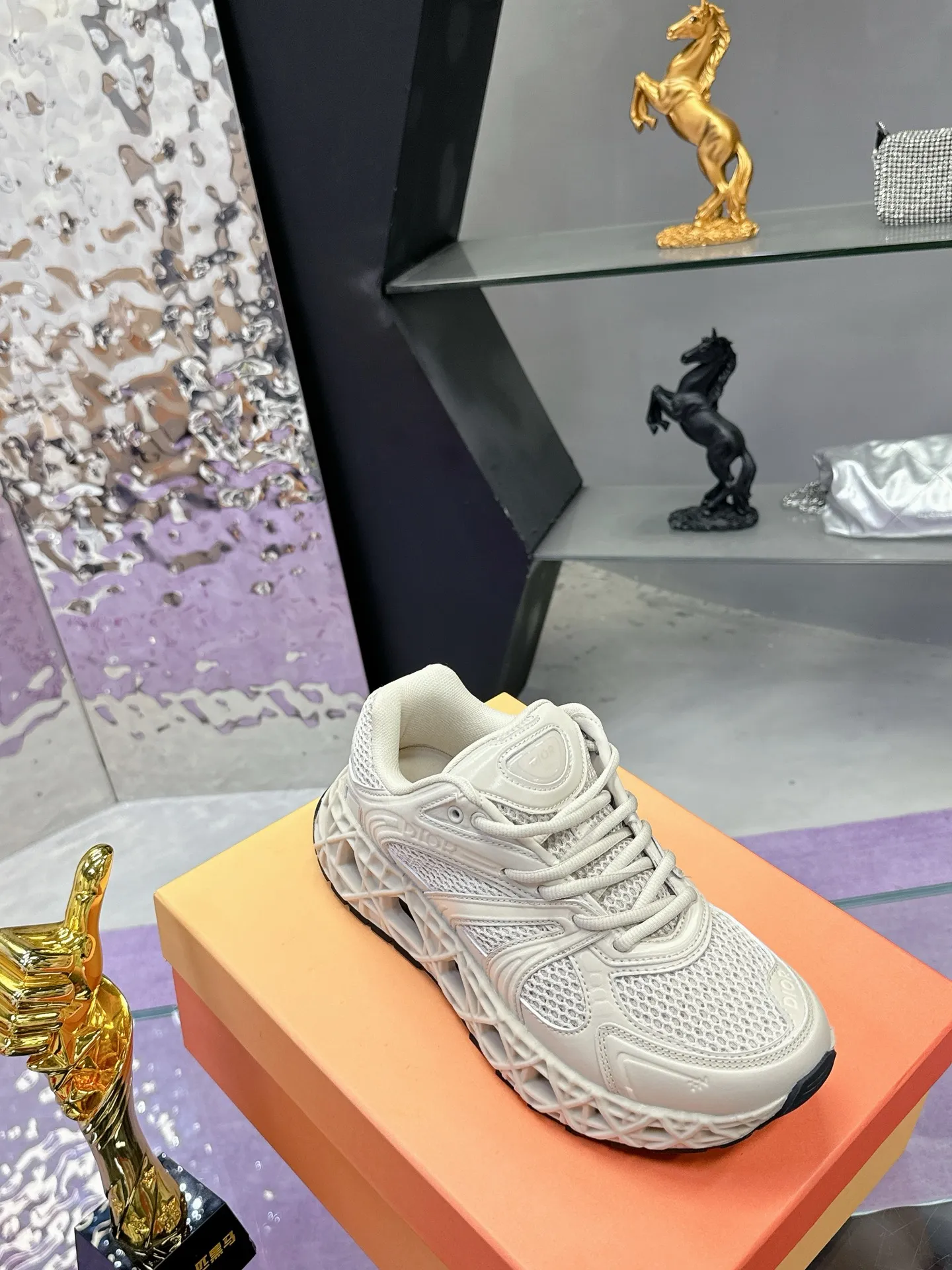 工厂价:370(代购版👍) 迪奥Dior25新款低帮运动鞋,采用进口网眼织物精心制作,搭配曲纹藤格纹注塑橡胶提升格调,全新演绎经典图案,彰显未来主义的风格。鞋舌和正面饰以Dior标志,孔眼突显徒步鞋的风格 CD Diamond抽绳彰显科技魅力。纹理凹口厚底采用橡胶精心制作,提供理想的抓地力,加固鞋跟缔造舒适非凡的穿着体验。可与运动服饰和休闲装扮搭配,打造精致造型。 Size: 39-44 (45定制)