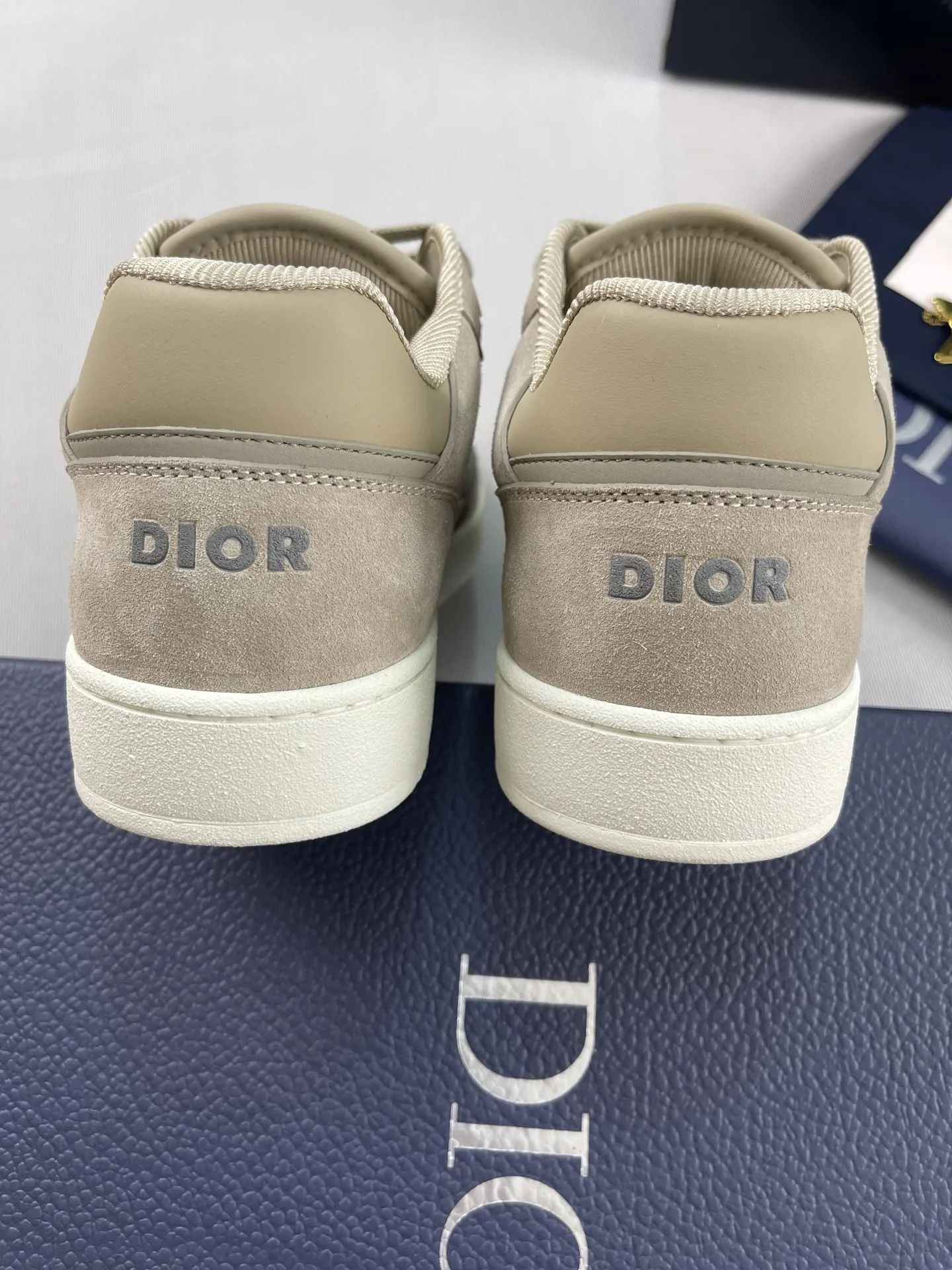 Dior『迪奥』2025超🔥B27升级版新款运动鞋👫情侣鞋。高版本1:1 采用油边套楦工艺,面料进口头层牛皮+高科技面料,内里牛皮+定制里布。TPU原版刻复大底。高底帮齐出30多色 码数:女35-42 男38-45 出厂价底p270💰 欢迎各位老总比货……