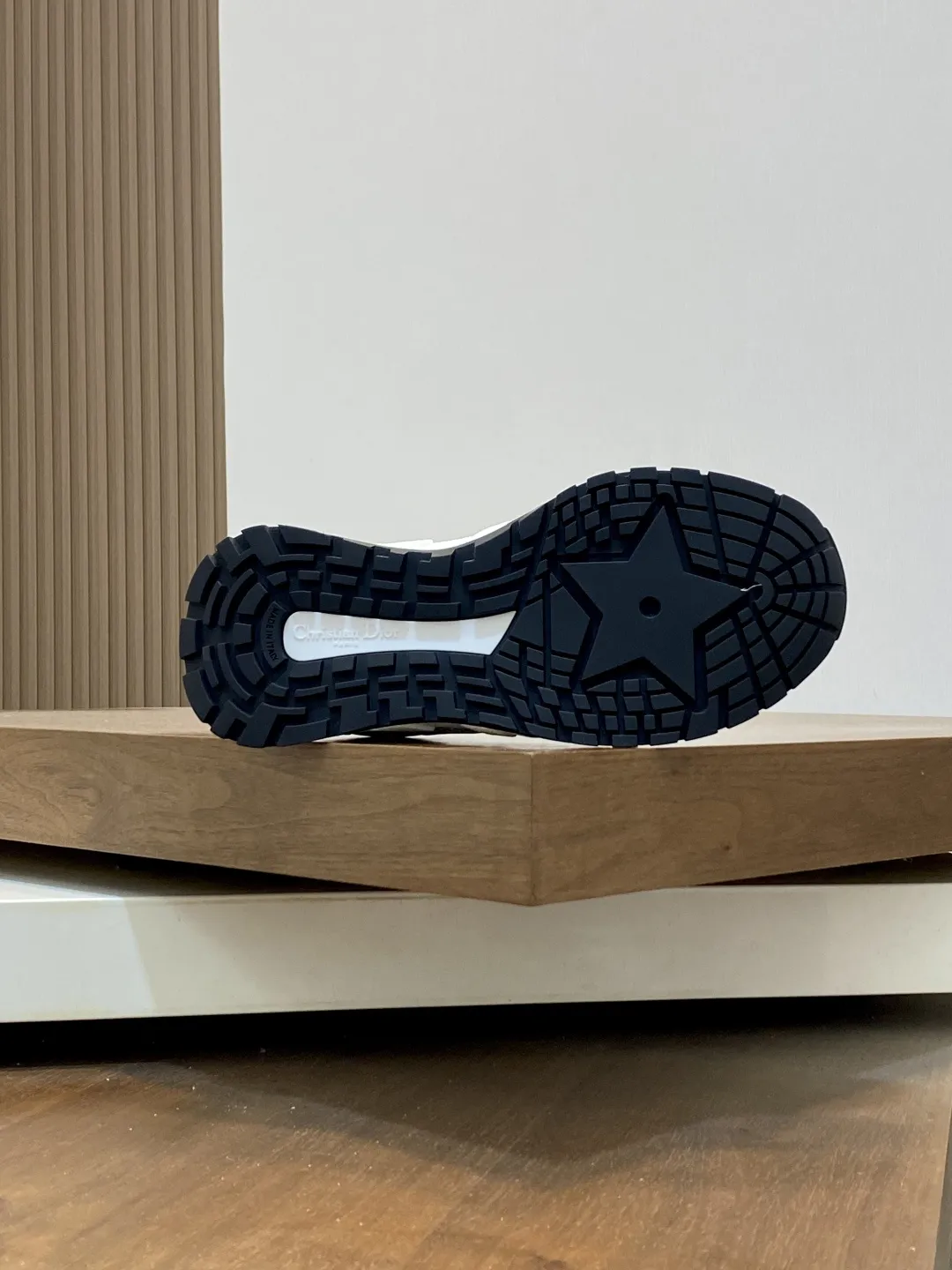 💰430 𝐂𝐡𝐫𝐢𝐬𝐭𝐢𝐚𝐧 𝐃𝐢𝐨𝐫# 迪奥透气飞织休闲运动鞋 柔软透气的鞋面与轻盈的纹理效果橡胶鞋底相得益彰,饰以各种经典细节,是日常造型的理想之选 可与各式休闲单品搭配,打造精致造型 底厚 :3.5CM Size:39-44(38 45定制)