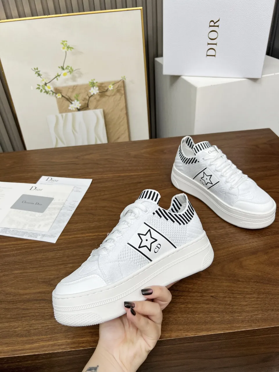 p230 这款 Dior Star厚底运动鞋来自Dior Vibe限定系列，经久不衰的设计别具一格。采用白色网眼织物精心制作，侧面饰以黑色 CD 标志和星星图案，鞋舌点缀以Christian Dior Paris 标志。搭配经典厚底，轻盈舒适，四季皆宜，可与各式休闲造型搭配，增添点睛之笔。🎉迪家新花色官网同步更新啦 码数：35-41（42可定做不退不换） 欢迎上图下单[玫瑰][玫瑰][玫瑰]