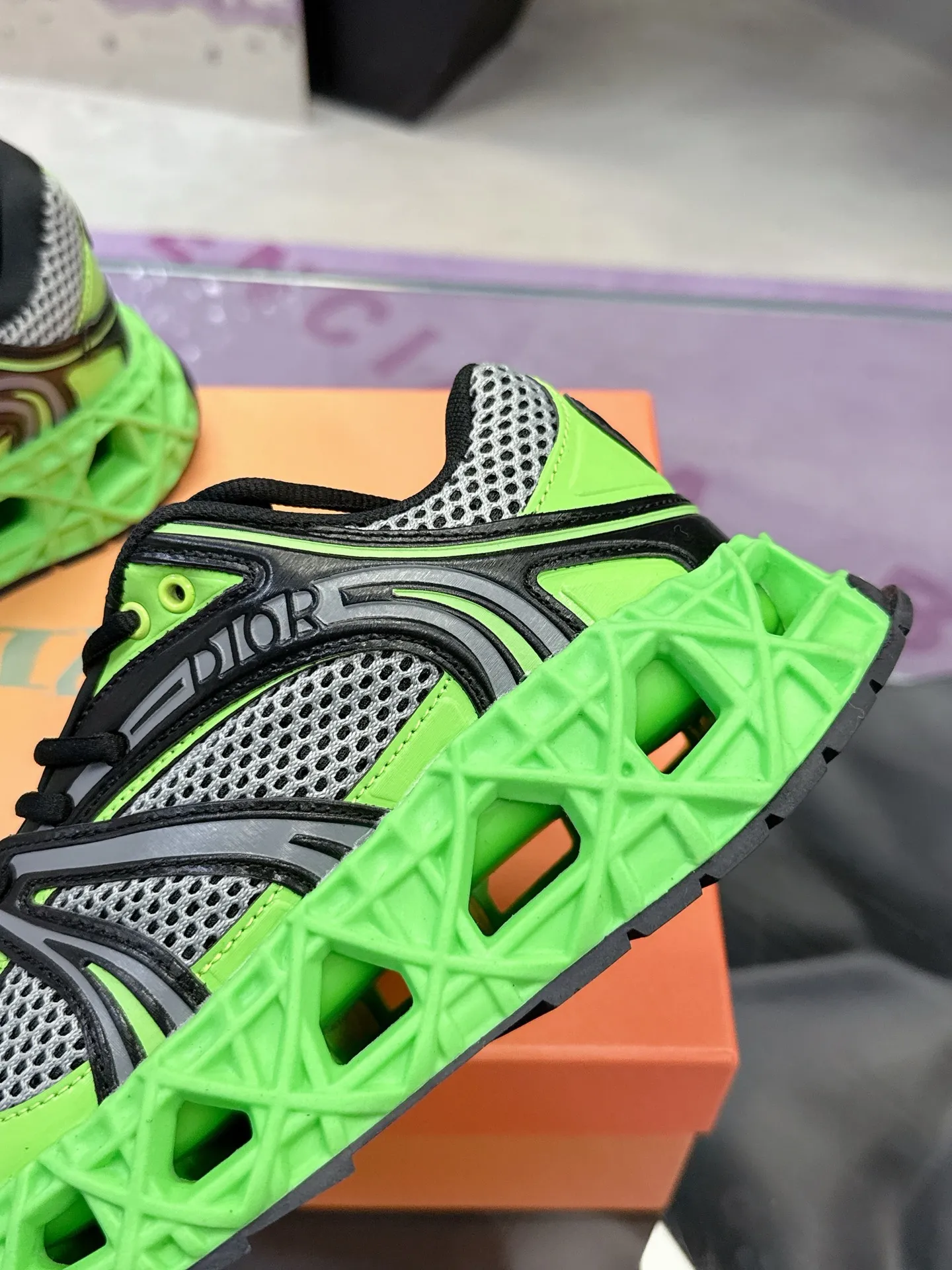 工厂价：370（代购版👍） 迪奥Dior25新款低帮运动鞋，采用进口网眼织物精心制作，搭配曲纹藤格纹注塑橡胶提升格调，全新演绎经典图案，彰显未来主义的风格。鞋舌和正面饰以Dior标志，孔眼突显徒步鞋的风格 CD Diamond抽绳彰显科技魅力。纹理凹口厚底采用橡胶精心制作，提供理想的抓地力，加固鞋跟缔造舒适非凡的穿着体验。可与运动服饰和休闲装扮搭配，打造精致造型。 Size: 39-44 （45定制）