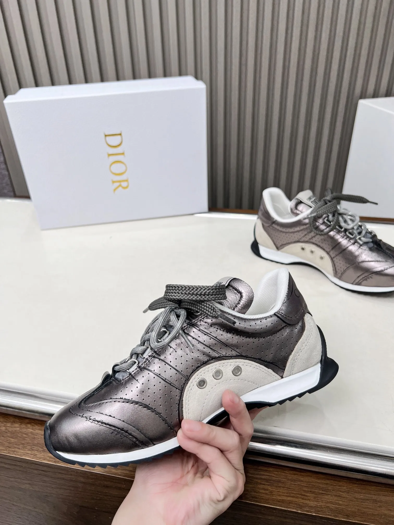 p270 这款 D-Sketch运动鞋是二零二五春夏成衣系列新品,彰显经典的复古美学。采用金色调褶皱羊皮革和金色调叠层牛皮革等材质精心制作,饰以灵感源自鞋履制作阶段的印花标志,搭配米色绒面牛皮革镶片和双鞋带。侧面饰以手写风格的Christian Dior Paris标志,鞋跟和鞋舌点缀以Christian Dior Paris 标志镶片和标牌。搭配双色纤薄橡胶鞋底更显精致,可为各式休闲造型增添高订气质。 码数:35~41(男款打板中) 颜色:黑 白 金 银