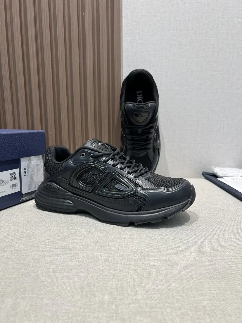 p280🌍🌏🌎顶级版本B30 Countdown 运动鞋是 D别具一格的经典新品，时尚而富有运动风范。重新设计的款式采用海军蓝色绒面革等材质精心制作，饰以 CD30 标志提升格调，彰显摩登风尚与别致美感。鞋舌和后侧饰以银色调 D B30 和 CD30 标志。轻盈的纹理效果橡胶外底突显众多经典细节，内部弹力设计，打造理想的舒适效果。可与各式休闲单品搭配，打造精致造型。 ▪️帮面材质：织物、牛剖层革（装饰物及装饰线除外） ▪️侧面和后侧饰以 CD30 标志 ▪️鞋舌饰以 D B30 标志 ▪️内部弹力饰带设计，稳定贴合 ▪️白色轻盈纹理橡胶外底搭配 Dior 标志和黑色饰边 ▪️双色鞋底点缀以 Dio、CD30 和 B30 标志 ▪️底厚：3.5CM ▪️Size：女码35-40男码39-47（47定做不退换）