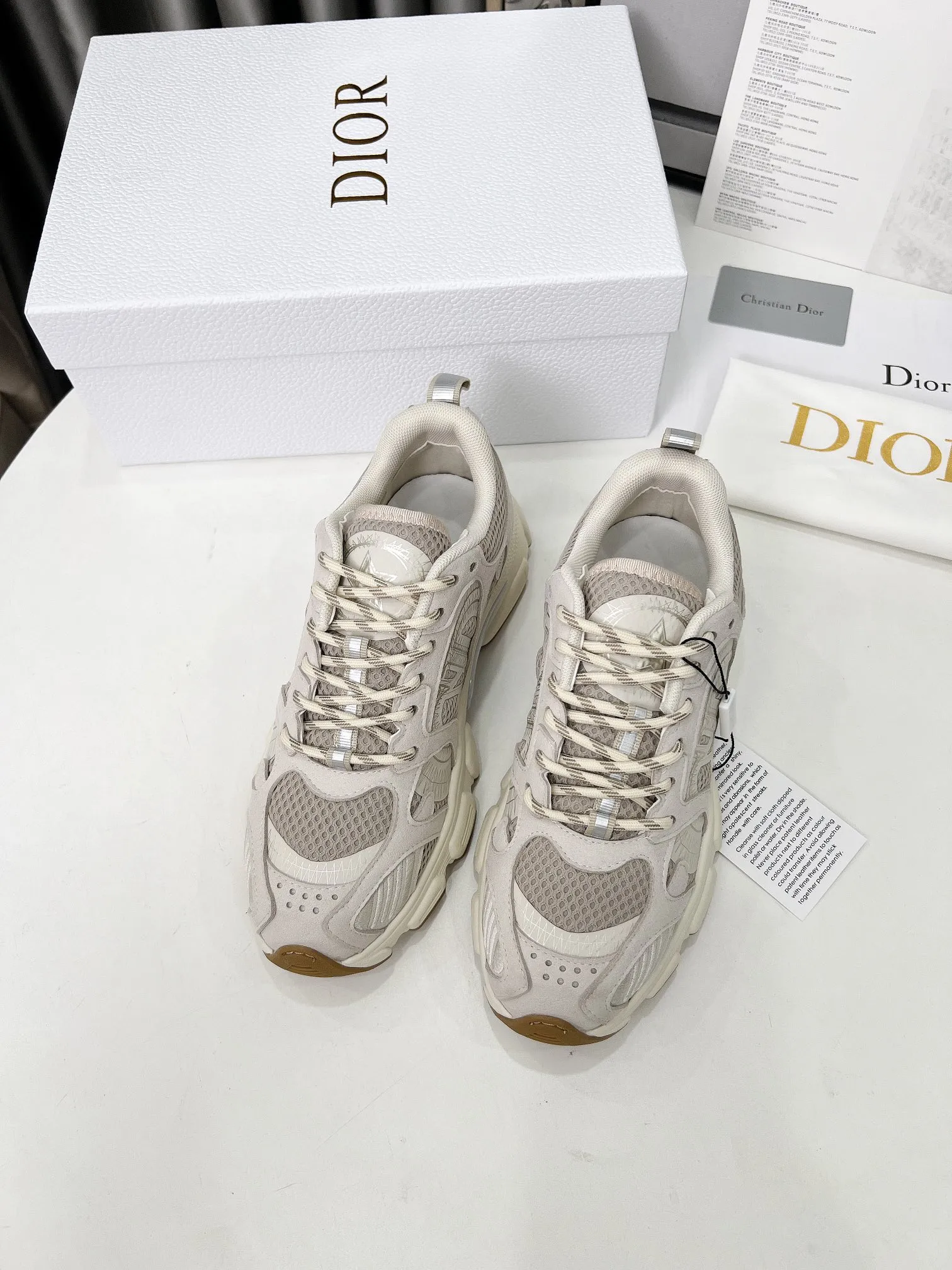 工厂价250 官网新色同步更新 这款 Dior Chrono 运动鞋以Dior的高订风格重新演绎跑步鞋。米色网眼织物搭配同色调绒面牛皮革镶片,侧面的CD 标志、鞋舌上的星星补丁和鞋跟的Dior标志,诸多经典细节彰显格调。采用双色鞋带,轻盈鞋底搭配星星图案,可全年打造休闲造型。 价格:P 码数:女码35-41(35/42可定做) 男码40-46(男款打版中) 颜色:白、粉、金、银