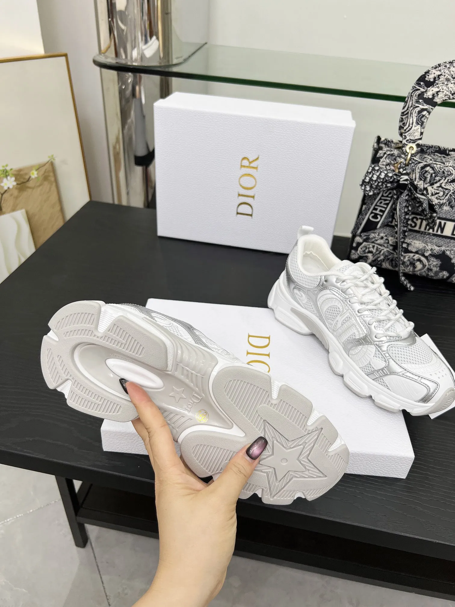 工厂价250 官网新色同步更新 这款 Dior Chrono 运动鞋以Dior的高订风格重新演绎跑步鞋。米色网眼织物搭配同色调绒面牛皮革镶片,侧面的CD 标志、鞋舌上的星星补丁和鞋跟的Dior标志,诸多经典细节彰显格调。采用双色鞋带,轻盈鞋底搭配星星图案,可全年打造休闲造型。 价格:P 码数:女码35-41(35/42可定做) 男码40-46(男款打版中) 颜色:白、粉、金、银