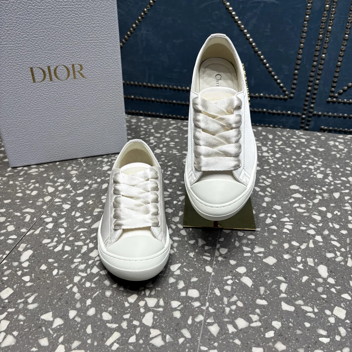 迪奥 DIOR 缎面休闲运动鞋! 面料：进口真丝 内里：原版一致 大底：TPU大底 码数：35-40码 价格:💰250