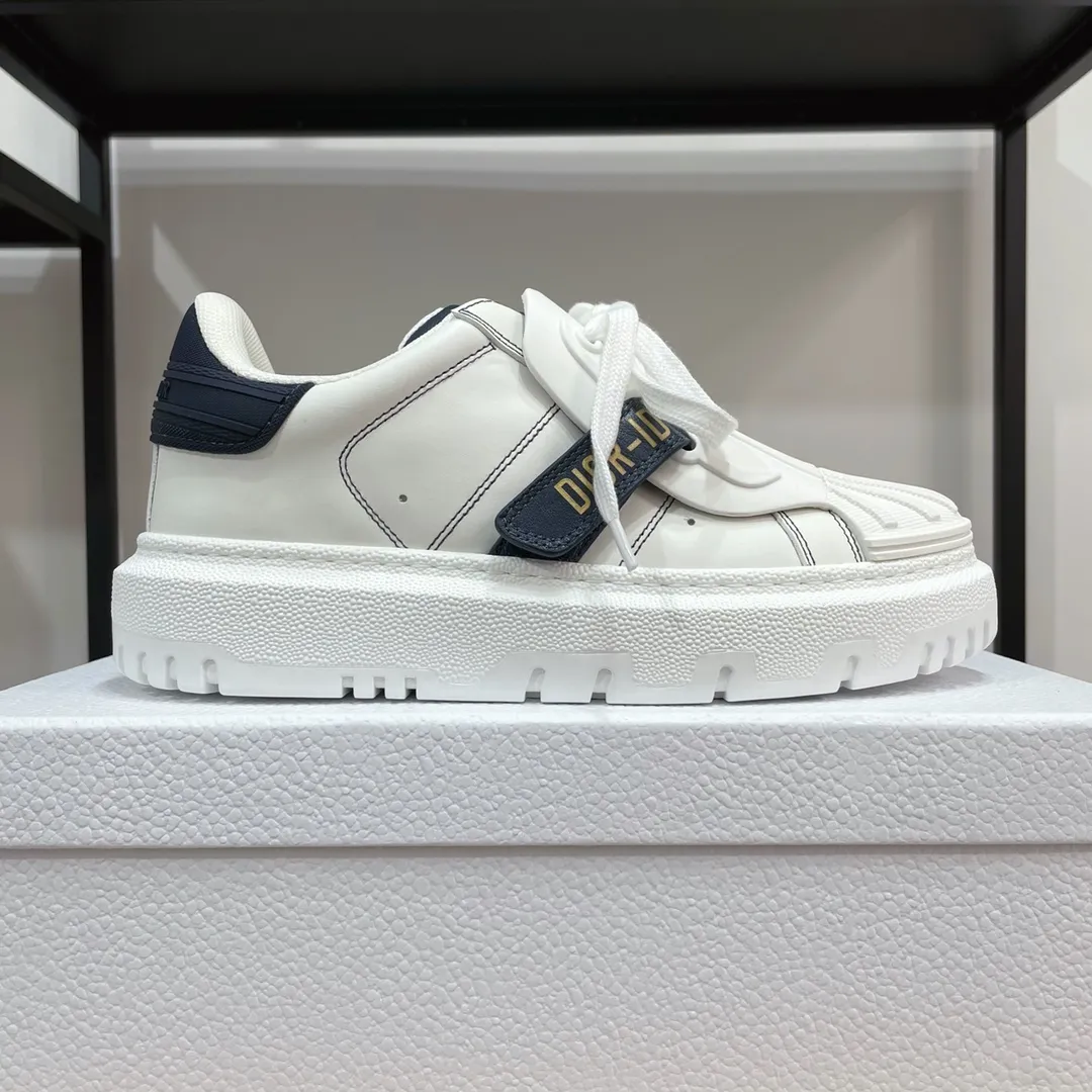 💰女p240 男p250 Dior——专柜最新同步款贝壳头小白鞋/运动鞋 可以说是运动鞋里的另一种清流,贝壳头设计一点都不会笨重,反而是立体的视觉感与复古的时尚感⚠ 最近这款超级火🔥🔥胶片与皮革的融合,青春动感时髦,贝壳头超级有型,鞋底4cm增高效果完美…… TPU贝壳胶片+牛皮面料,透气网纱内里,4cm原版底,注塑乳胶牛皮垫,外侧点胶立体金属Logo字母…… 码数35—41正码 原版高端包装