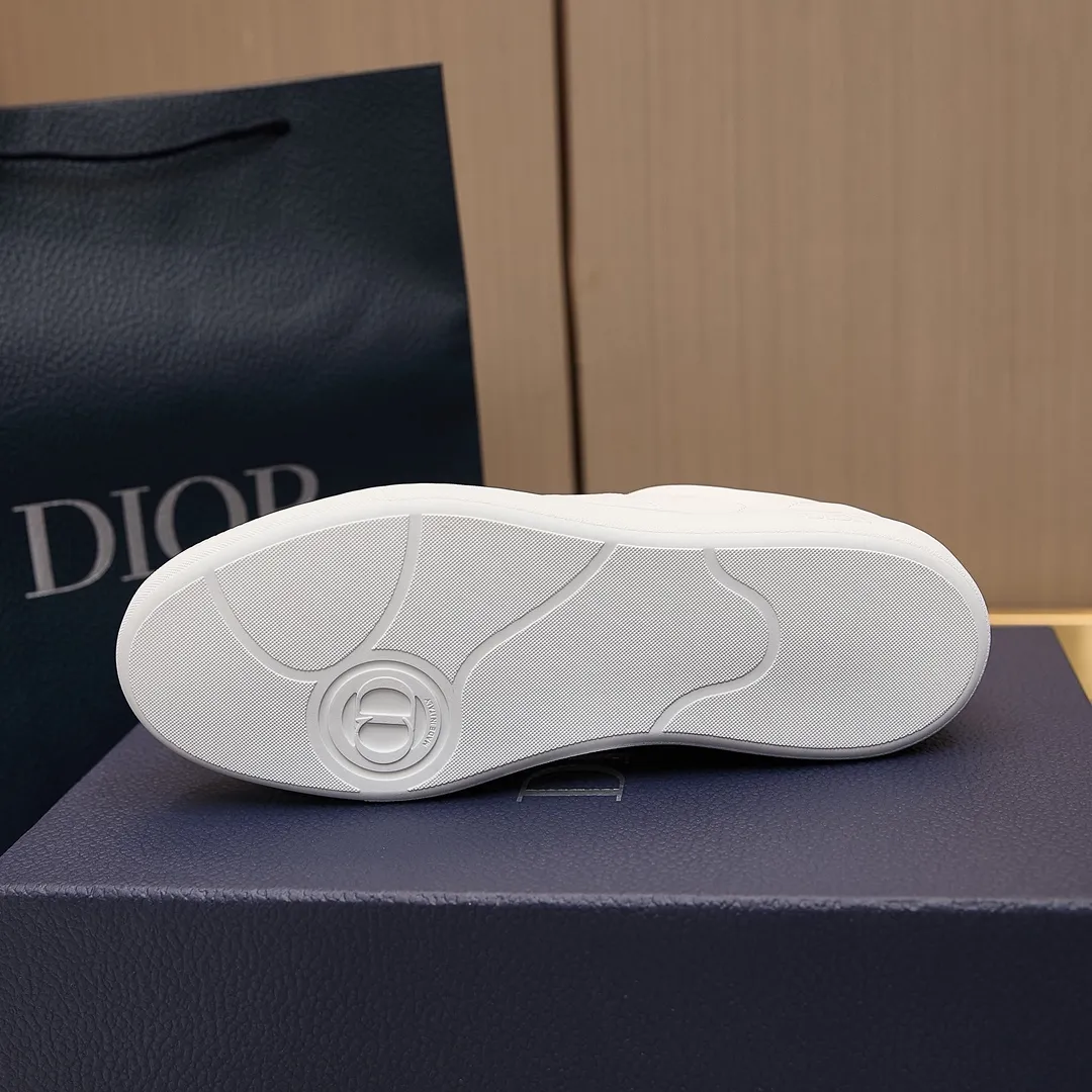 p260 迪奥 / Dior B01 Matchpoint 运动鞋 男女士 35-45 干邑色和白色光滑牛皮革搭配白色绒面革 迪奥德训薄底运动鞋 这款 B01 Matchpoint 运动鞋是二零二五秋季系列新品，标志着 Dior 经典款式的回归，以时尚优雅的廓形重新诠释。采用干邑色和白色光滑牛皮革精心制作，饰以白色绒面革拼接提升格调。鞋舌和内部侧面饰以 Dior 标志，鞋后跟饰以 CD Icon 标志。搭配棕色橡胶鞋底，点缀以 Dior 标志，可与 Dior Icons 限定系列的各式造型搭配，打造精致造型。 主体：牛皮革，绒面牛皮革 里料：羊皮革 鞋舌饰以 Dior 标志 内部侧面饰有 Dior 标志 鞋跟饰以 CD Icon 标志 低帮 鞋带开合 琥珀色橡胶外底搭配 Dior 标志 拼接结构 内含防尘袋 另附白色鞋带一副