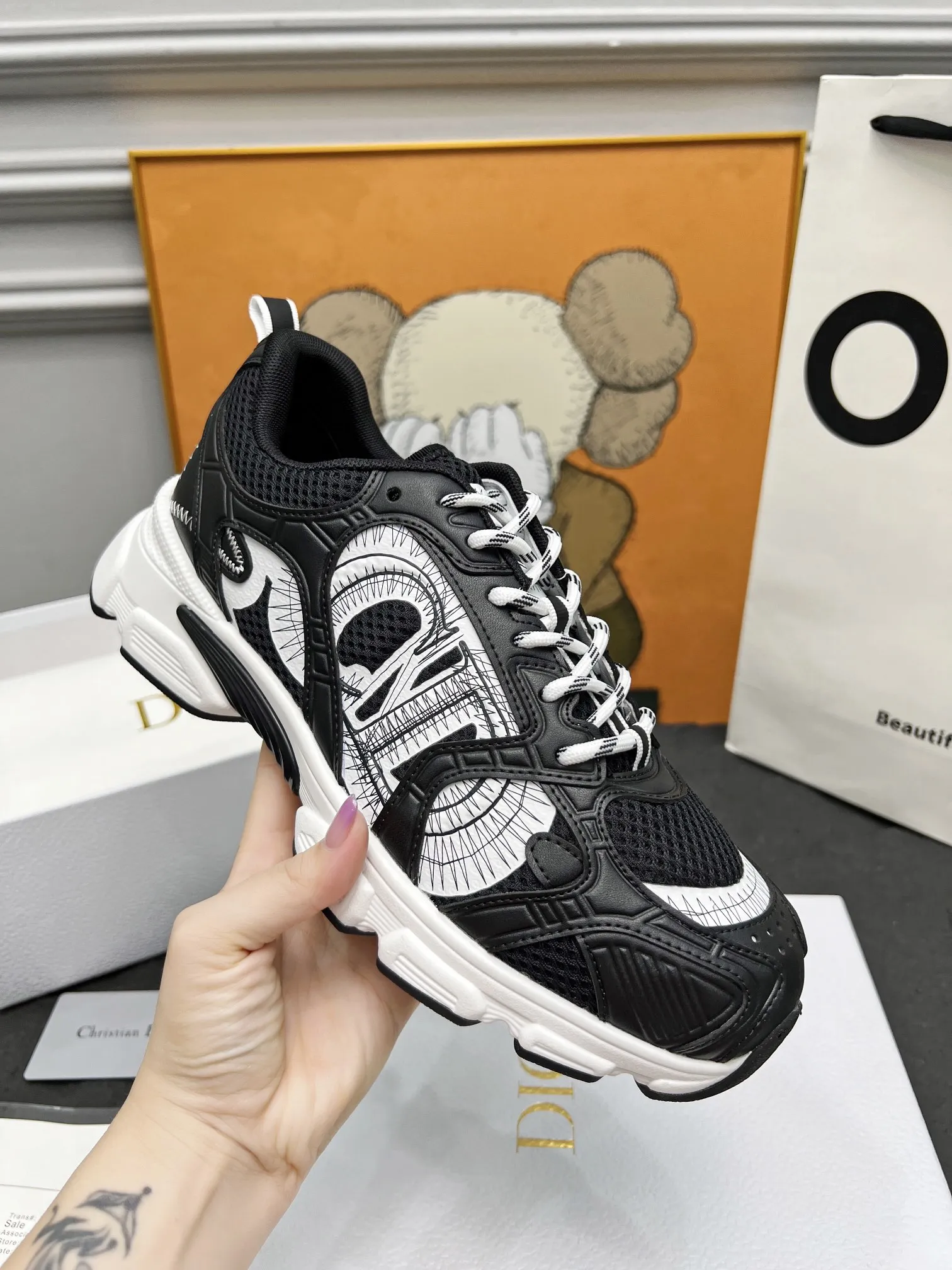 p250 这款 Dior Chrono 运动鞋是二零二四秋季新品，以 Dior 的高订风格重新演绎跑步鞋。白色网眼织物搭配裸色和银色调层压皮革效果镶片，两侧的 CD 标志、鞋舌上的星星补丁和鞋跟的 Dior 标志，诸多细节彰显格调。采用双色鞋带，轻盈鞋底搭配星星装饰，可全年打造休闲造型。 码数：女码35-41（35/42可定做） 男码40-46（男款打版中） 颜色：白、粉、金、银