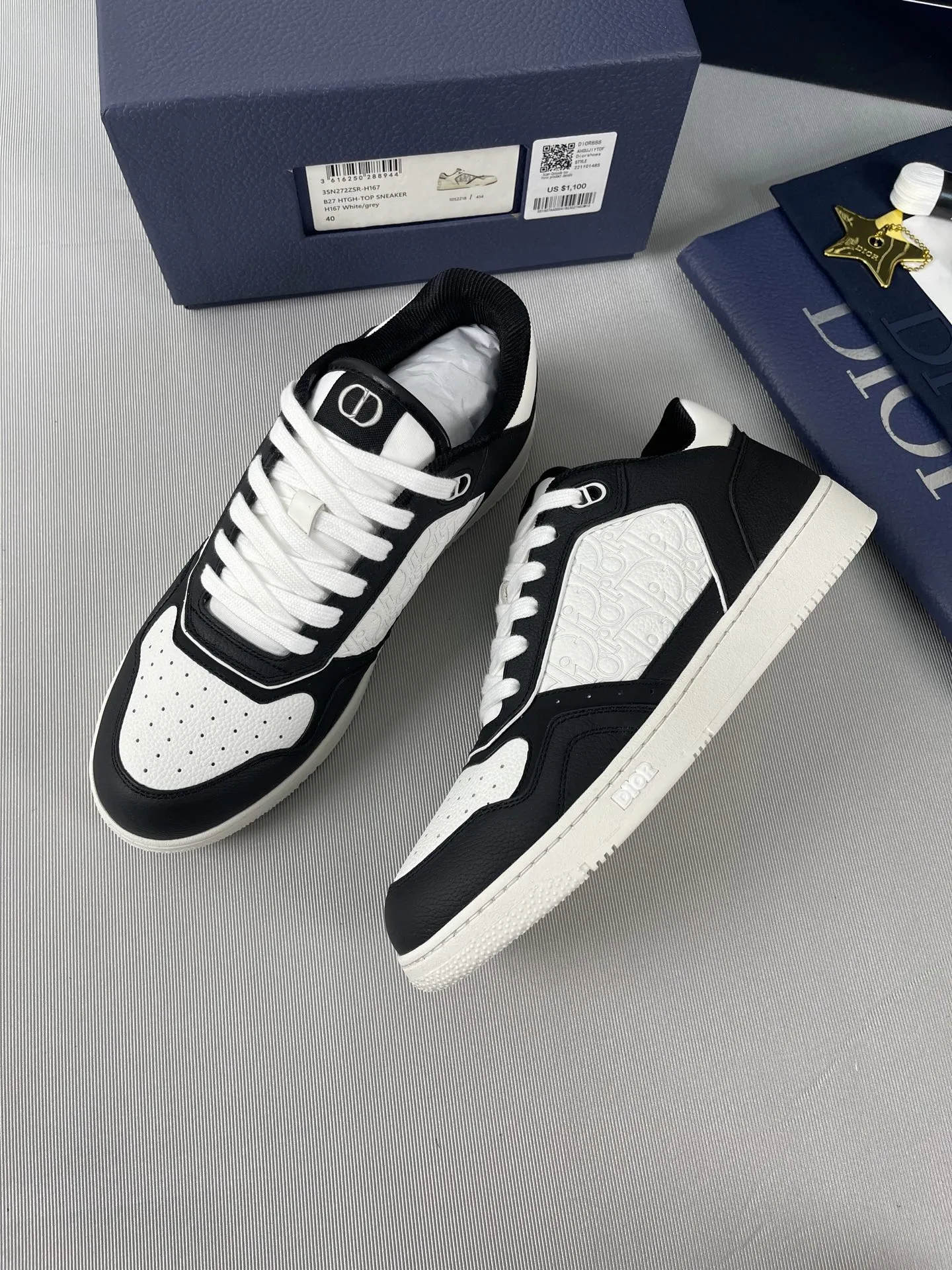 Dior『迪奥』2025超🔥B27升级版新款运动鞋👫情侣鞋。高版本1:1 采用油边套楦工艺，面料进口头层牛皮+高科技面料，内里牛皮+定制里布。TPU原版刻复大底。高底帮齐出30多色 码数:女35-42 男38-45 出厂价底p270💰 欢迎各位老总比货&hellip;&hellip;