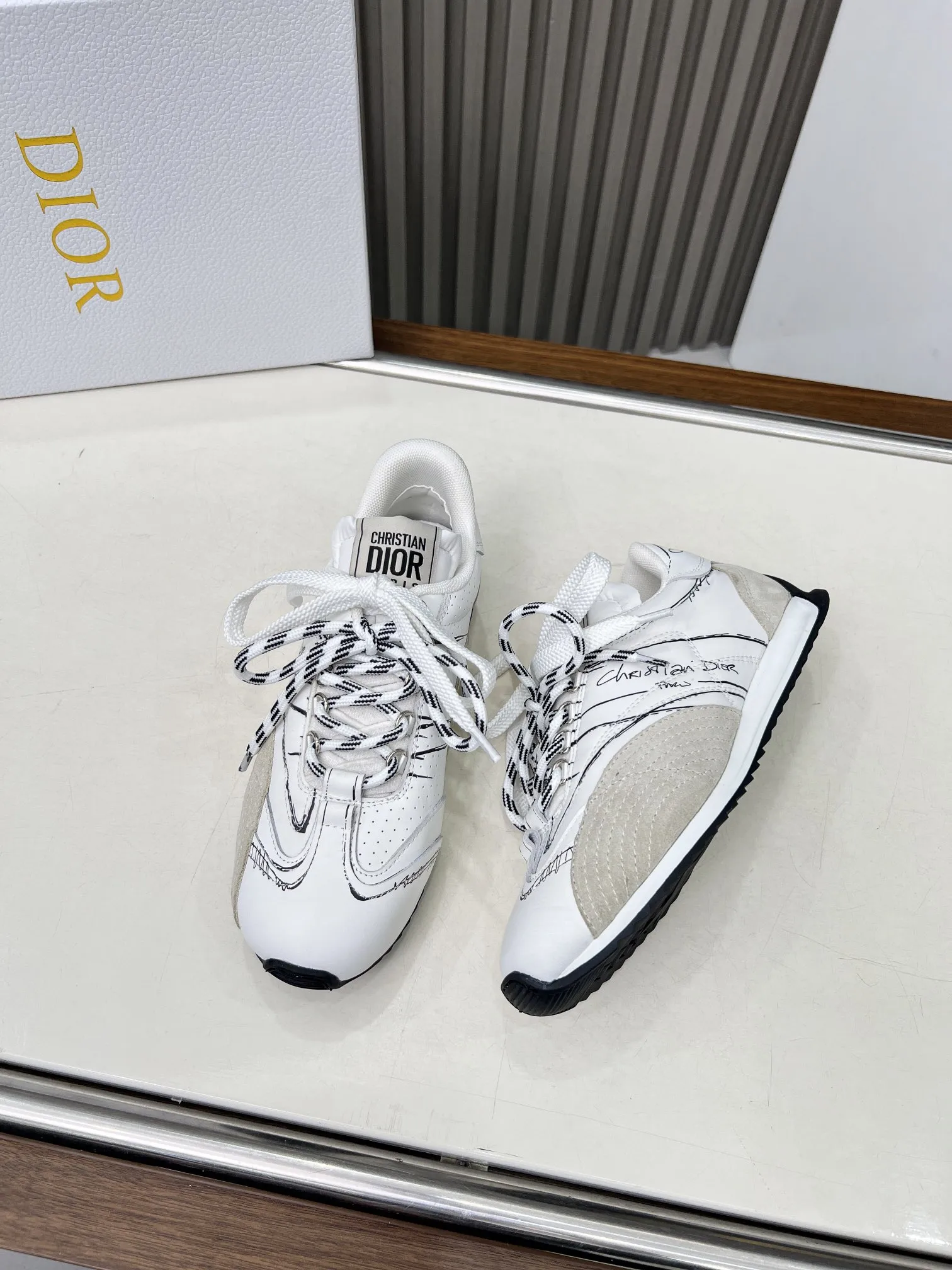 p270 这款 D-Sketch运动鞋是二零二五春夏成衣系列新品,彰显经典的复古美学。采用金色调褶皱羊皮革和金色调叠层牛皮革等材质精心制作,饰以灵感源自鞋履制作阶段的印花标志,搭配米色绒面牛皮革镶片和双鞋带。侧面饰以手写风格的Christian Dior Paris标志,鞋跟和鞋舌点缀以Christian Dior Paris 标志镶片和标牌。搭配双色纤薄橡胶鞋底更显精致,可为各式休闲造型增添高订气质。 码数:35~41(男款打板中) 颜色:黑 白 金 银