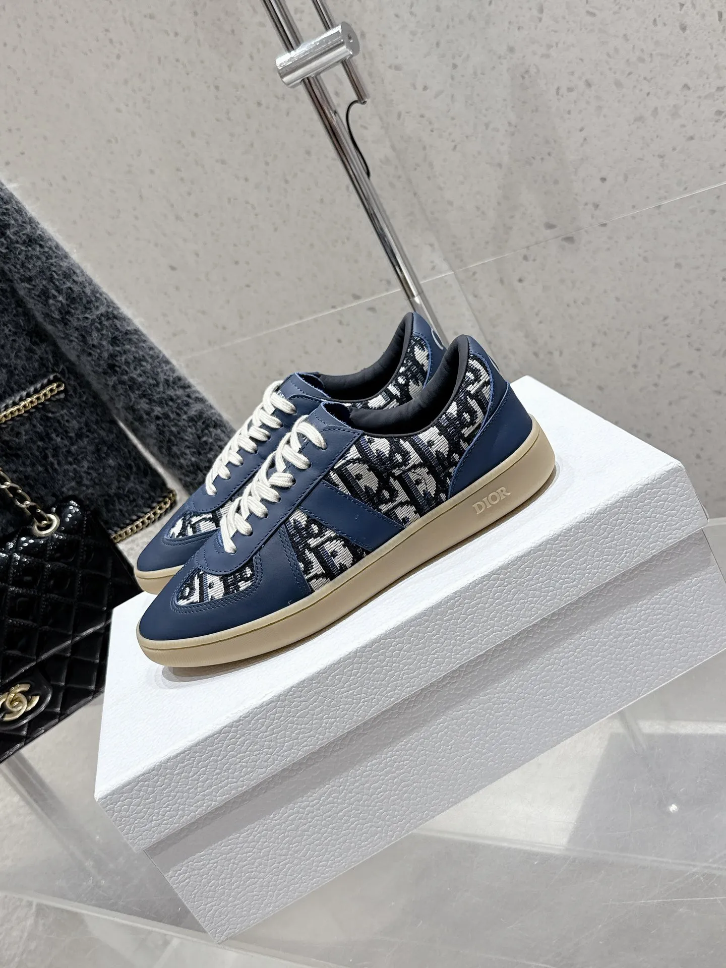 💰290 #情侣款 顶级版本 25 Dior 迪奥最新 B01系列 Matchpoint 情侣款 德训鞋 休闲 运动鞋 休闲板鞋 原版购入开发 做货 这款 B01 Matchpoint运动鞋是二零二五秋季系列新品,标志着 经典款式的回归,以时尚优雅的廓形重新诠释。采用黑色和白色光滑牛皮革精心制作,饰以灰色绒面革拼接提升格调。鞋舌和内部侧面饰以 标志,鞋后跟饰以 Icon 标志。搭配琥珀色橡胶鞋底,点缀以 标志,可与 Icons 限定系列的各式造型搭配,打造精致造型. ✔️面料 : 原版定制进口头层牛皮 ✔️内里 : 柔软进口牛皮里 ✔️鞋底 : 原版开模防滑TPU材质 ✔️Size : 35-45(女40 男45 定做不退换)