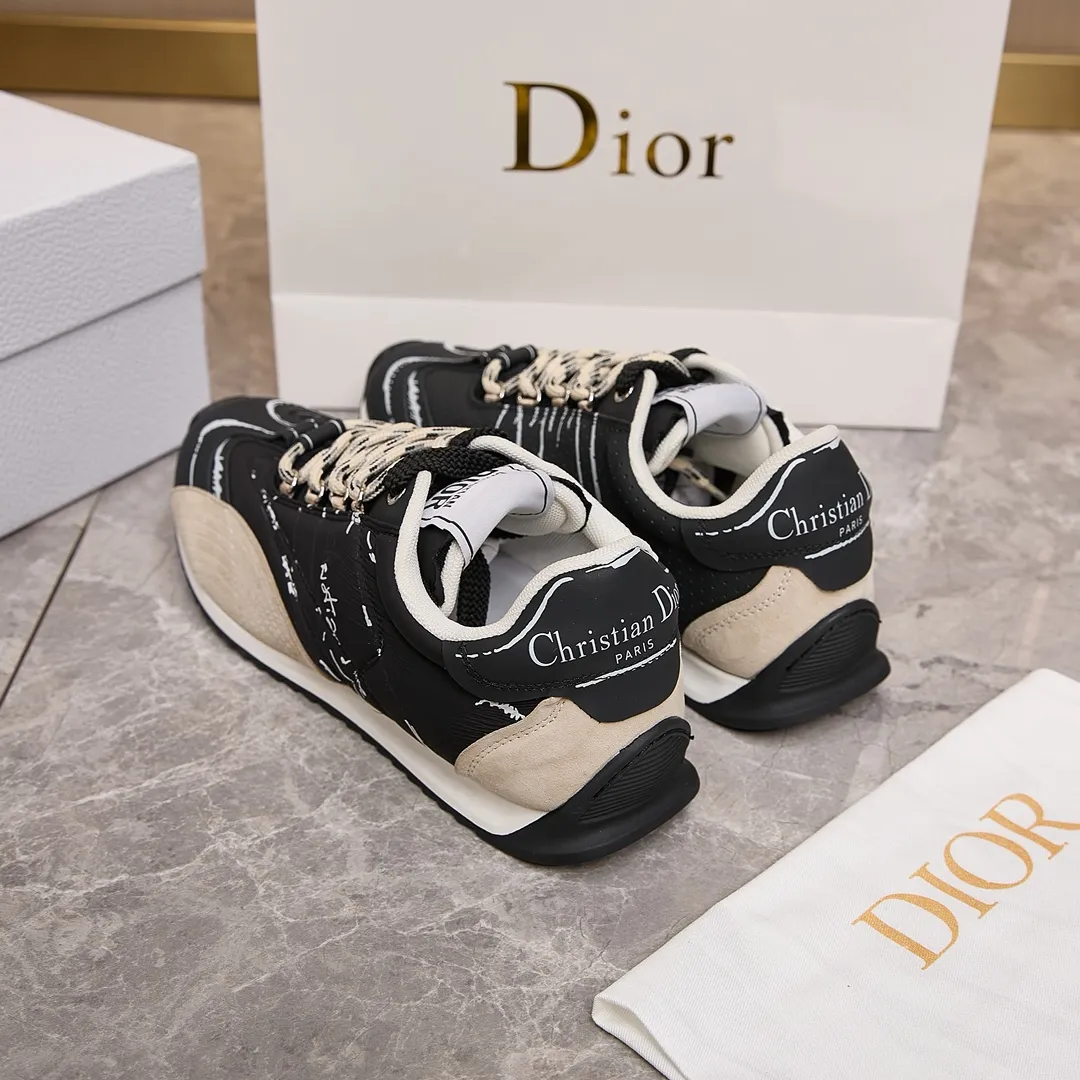 p300 迪奥 / Dior D-Sketch 运动鞋 男女35-45 黑色尼龙和牛皮革 这款 D-Sketch 运动鞋于迪奥二零二五春夏成衣系列发布秀精彩亮相，彰显经典的复古美学。采用白色尼龙和牛皮革精心制作，饰以灵感源自鞋履制作阶段的印花标志，搭配米色绒面牛皮革镶片和双鞋带。侧面饰以手写风格的 Christian Dior Paris 标志，鞋跟和鞋舌点缀以 Christian Dior Paris 标志镶片和标牌。搭配双色纤薄橡胶鞋底更显精致，可为各式休闲造型增添高订气质。 帮面材质：牛皮革，牛剖层革，织物 装饰物及装饰线除外 侧面、鞋舌和鞋跟饰以 Christian Dior Paris 标志 双色纤薄橡胶鞋底饰以 Christian Dior 的幸运星符号