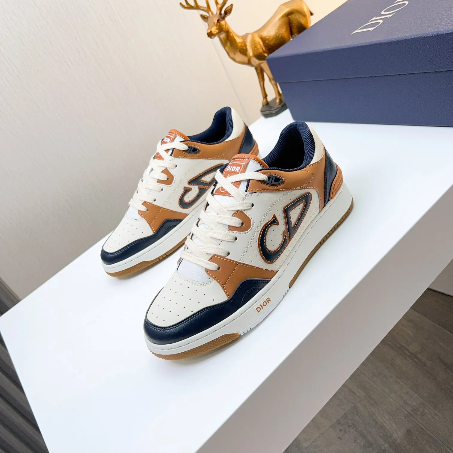 P210B57低帮运动鞋2025春季男装系列新品上市[庆祝][庆祝][庆祝]，重新诠释篮球鞋设计，成为Dior的经典单品[强][强][强]，采用黑色和奶油白色光滑牛皮精心制作，搭配米色绒面革，侧面展示皮革CD标志，鞋舌、鞋底和后侧饰以各种特色细节提升格调[666][666]，而孔眼细节、缉面线和橡胶镶片更是突显其运劲风格的动感魅力[强][强][强]，带有双色橡胶鞋底，可搭配各色服饰，打造精致造型，码数:38一45
