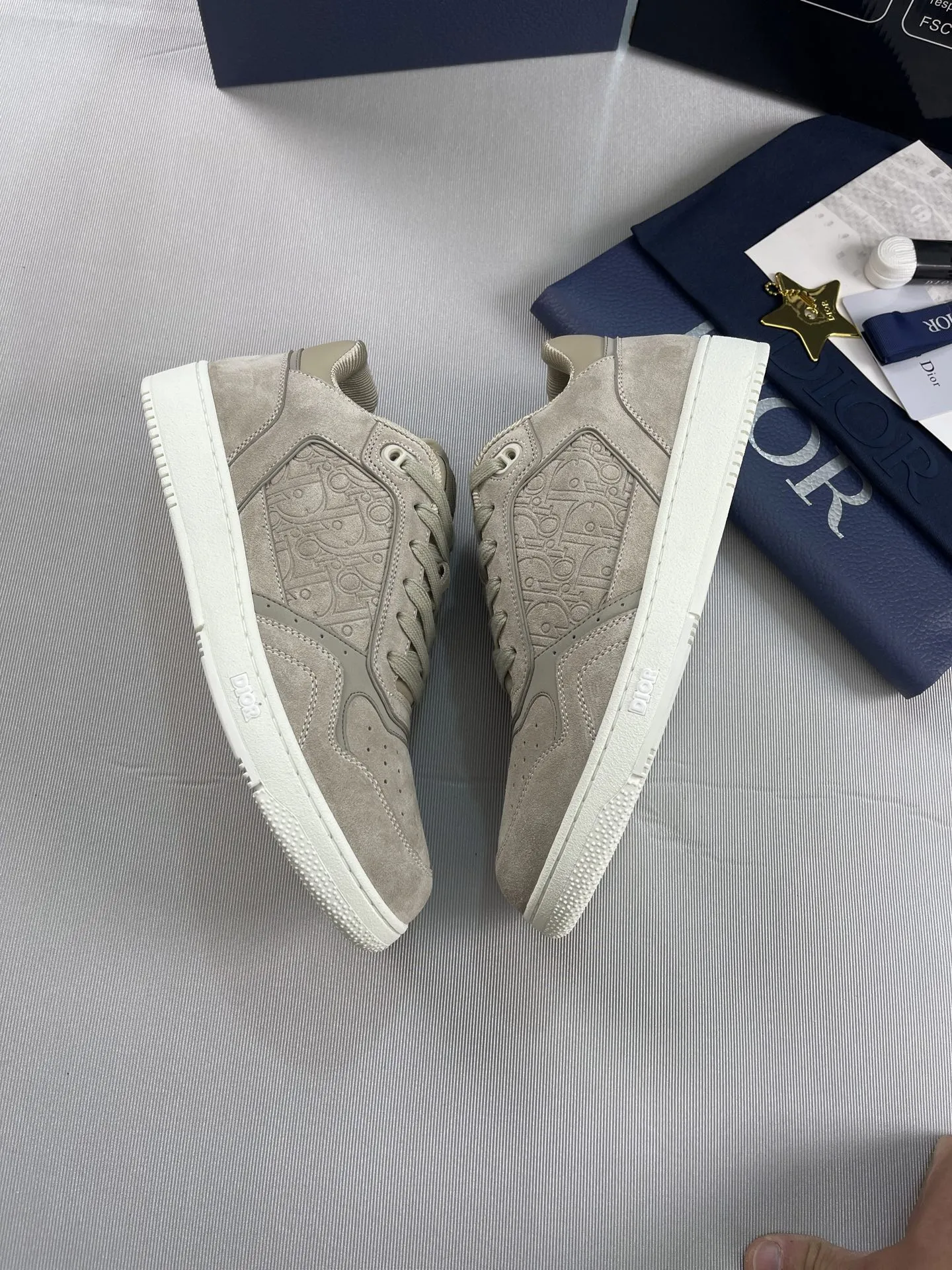 Dior『迪奥』2025超🔥B27升级版新款运动鞋👫情侣鞋。高版本1:1 采用油边套楦工艺，面料进口头层牛皮+高科技面料，内里牛皮+定制里布。TPU原版刻复大底。高底帮齐出30多色 码数:女35-42 男38-45 出厂价底p270💰 欢迎各位老总比货&hellip;&hellip;