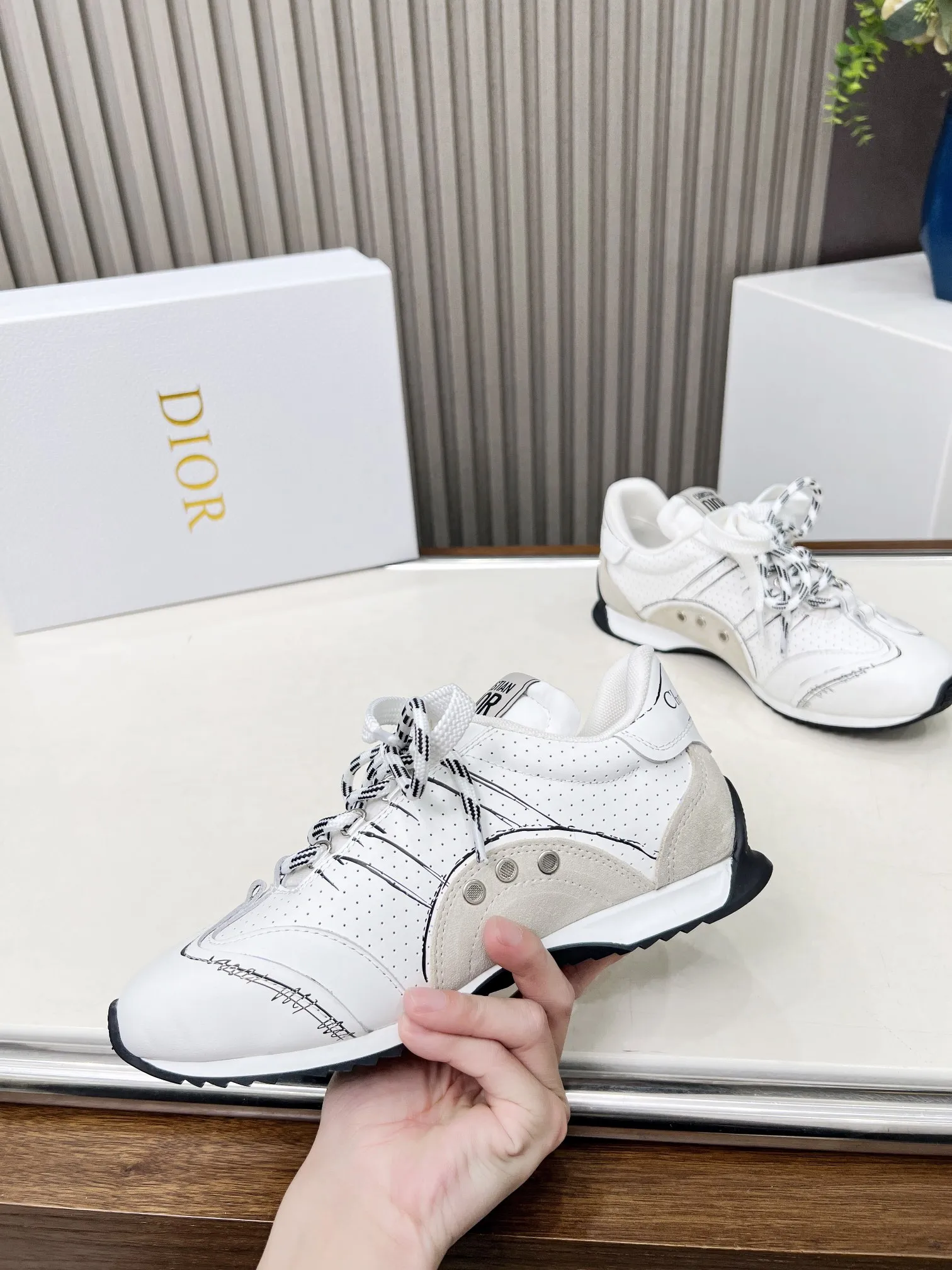 p270 这款 D-Sketch运动鞋是二零二五春夏成衣系列新品，彰显经典的复古美学。采用金色调褶皱羊皮革和金色调叠层牛皮革等材质精心制作，饰以灵感源自鞋履制作阶段的印花标志，搭配米色绒面牛皮革镶片和双鞋带。侧面饰以手写风格的Christian Dior Paris标志，鞋跟和鞋舌点缀以Christian Dior Paris 标志镶片和标牌。搭配双色纤薄橡胶鞋底更显精致，可为各式休闲造型增添高订气质。 码数：35~41（男款打板中） 颜色：黑 白 金 银