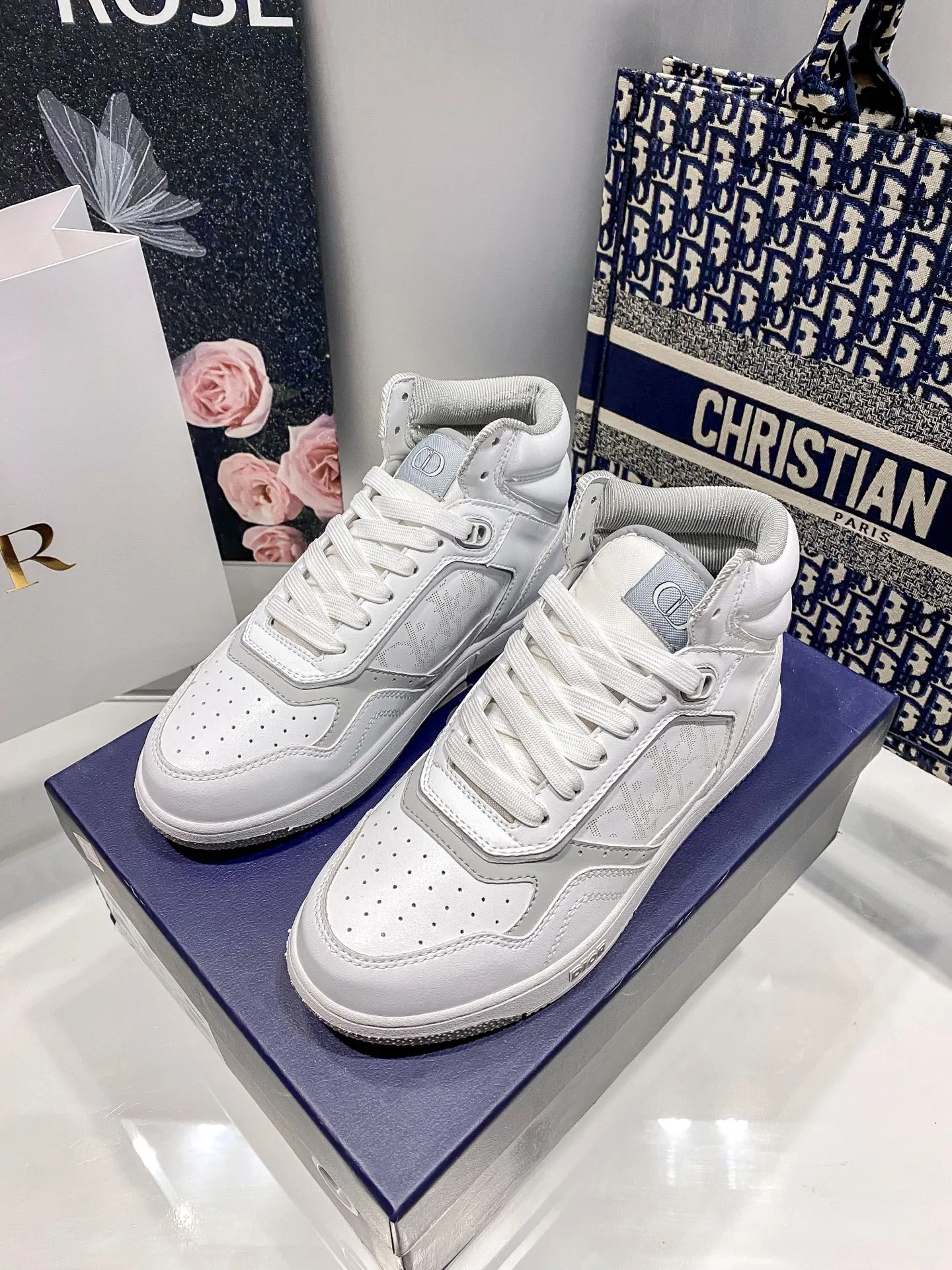 橙子出厂价💰140，男码+10 Dior 迪奥 B27系列 运动鞋 滑板鞋 休闲鞋 情侣款 高帮# 这款运动鞋是该系列新品，延续经典款式。&ldquo;CD Icon&rdquo;造型的鞋带孔眼巧妙精致，双色TPU鞋底、后侧鞋口和鞋跟处均带有品牌标志性细节，提升格调。 码数：35-45