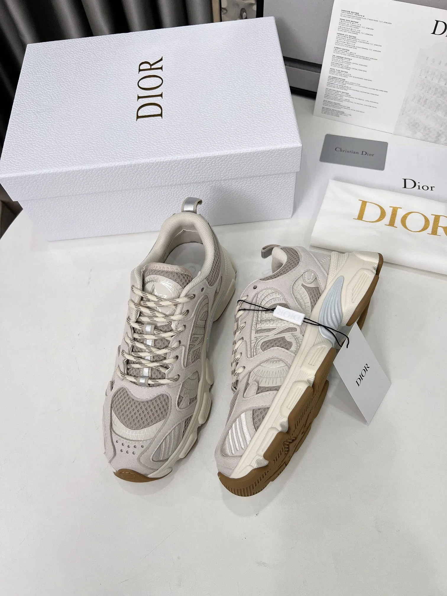 工厂价250 官网新色同步更新 这款 Dior Chrono 运动鞋以Dior的高订风格重新演绎跑步鞋。米色网眼织物搭配同色调绒面牛皮革镶片,侧面的CD 标志、鞋舌上的星星补丁和鞋跟的Dior标志,诸多经典细节彰显格调。采用双色鞋带,轻盈鞋底搭配星星图案,可全年打造休闲造型。 价格:P 码数:女码35-41(35/42可定做) 男码40-46(男款打版中) 颜色:白、粉、金、银