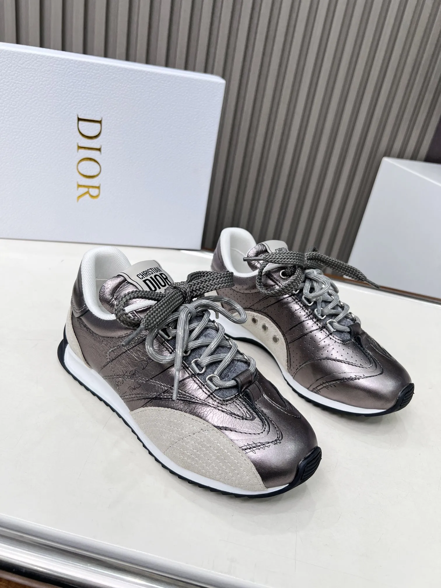 p270 这款 D-Sketch运动鞋是二零二五春夏成衣系列新品,彰显经典的复古美学。采用金色调褶皱羊皮革和金色调叠层牛皮革等材质精心制作,饰以灵感源自鞋履制作阶段的印花标志,搭配米色绒面牛皮革镶片和双鞋带。侧面饰以手写风格的Christian Dior Paris标志,鞋跟和鞋舌点缀以Christian Dior Paris 标志镶片和标牌。搭配双色纤薄橡胶鞋底更显精致,可为各式休闲造型增添高订气质。 码数:35~41(男款打板中) 颜色:黑 白 金 银