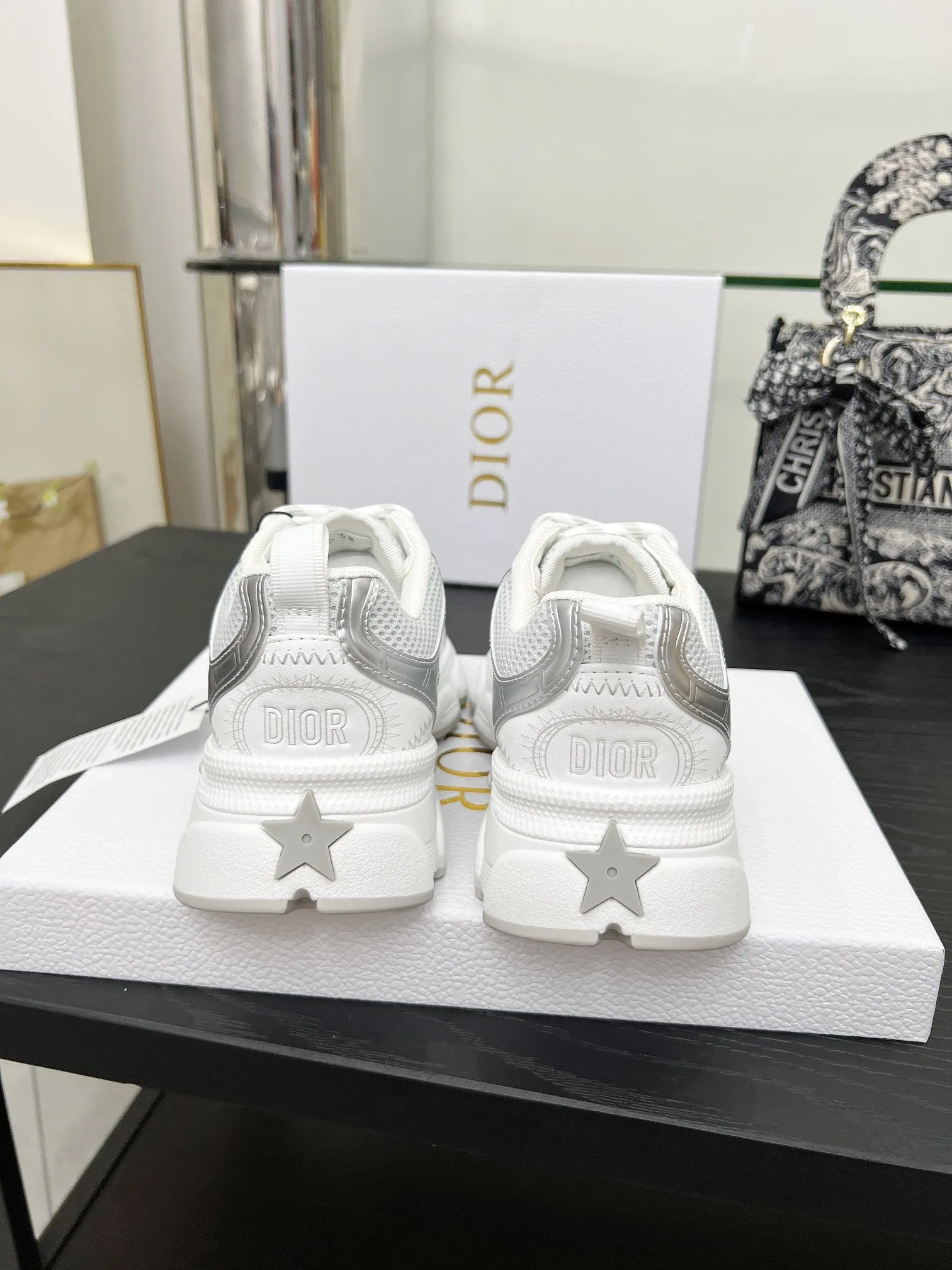 工厂价250 官网新色同步更新 这款 Dior Chrono 运动鞋以Dior的高订风格重新演绎跑步鞋。米色网眼织物搭配同色调绒面牛皮革镶片,侧面的CD 标志、鞋舌上的星星补丁和鞋跟的Dior标志,诸多经典细节彰显格调。采用双色鞋带,轻盈鞋底搭配星星图案,可全年打造休闲造型。 价格:P 码数:女码35-41(35/42可定做) 男码40-46(男款打版中) 颜色:白、粉、金、银