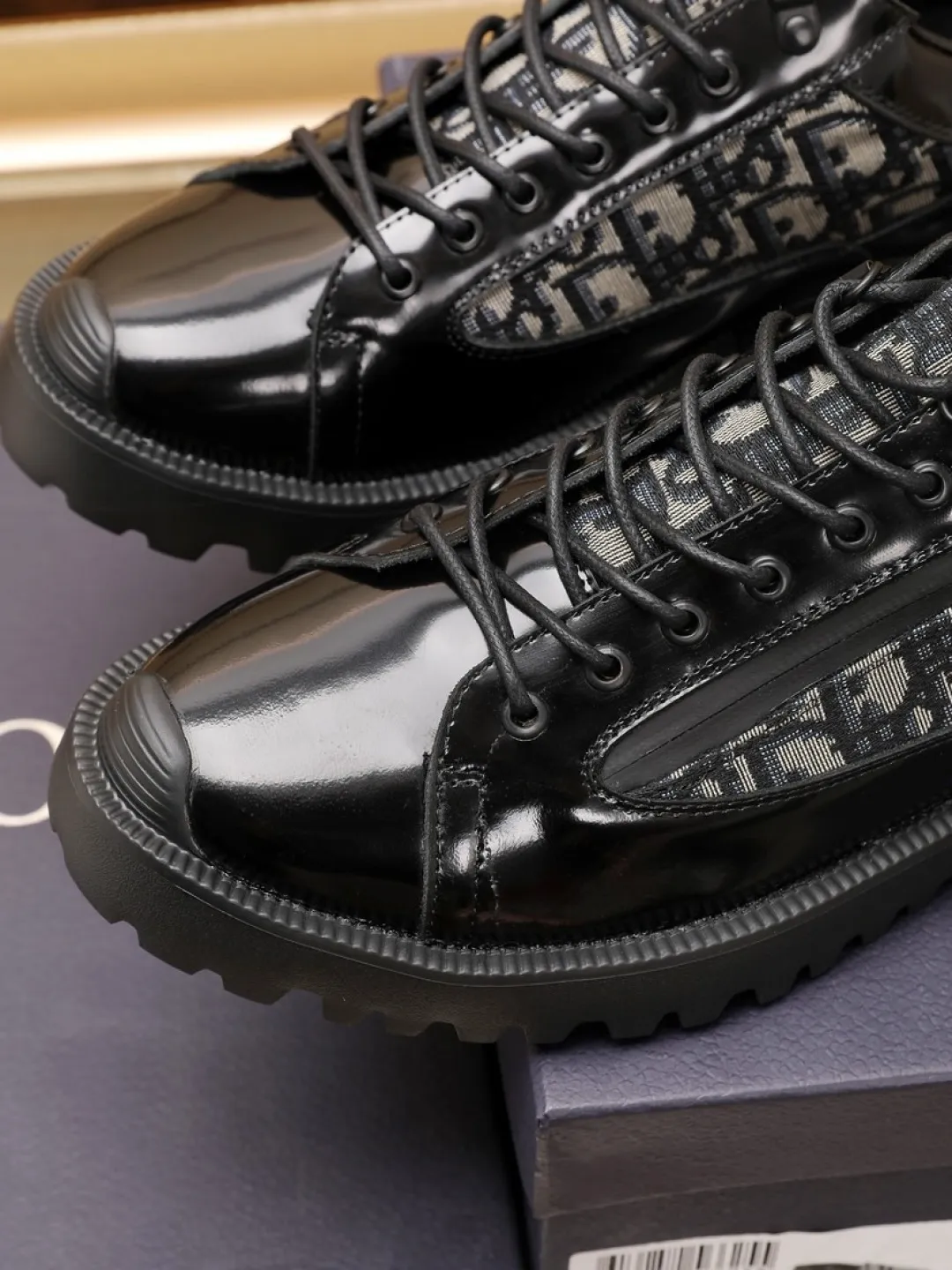 工厂P360💰【Dior】迪奥休闲运动鞋🇺🇸专柜同步发售，顶级代购意大利原版&middot;品牌图腾布匹车缝品牌布标&middot;撘配头层牛皮&middot;（图腾布凸显高端&middot;贵气&middot;档次）做工考究（原版内里）鞋底：原厂特供大底⚠️大底.舒适&middot;耐磨&middot;防滑&middot;实物拍摄🎬实物更漂亮🔍颜色：两色可选💕码数：38-46【45 46 定做不退换】