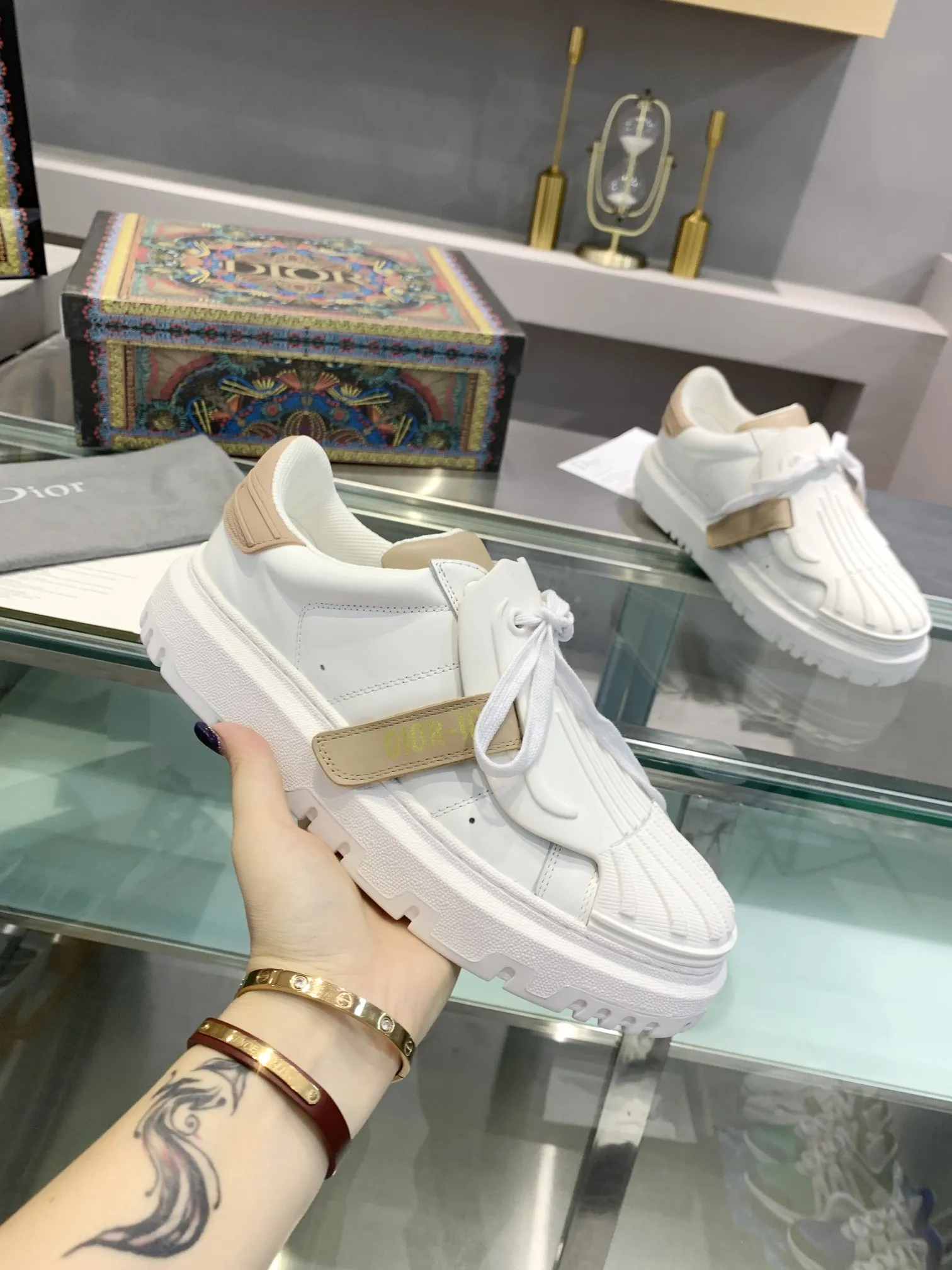 💰女p240 男p250 Dior【迪奥】火爆开启，震撼上市，2023秋冬走秀款，经典休闲运动鞋无数网红明星show，卖疯的节奏，新品的材质工艺以及设计元素更加丰富，美不胜收的版面专柜10000+，进口滴胶➕皮料的完美结合，重金打造顶级精品！ 包装：私家开模原板全套包装 颜色：十一色齐出 码数：女p55-41 男p59-45