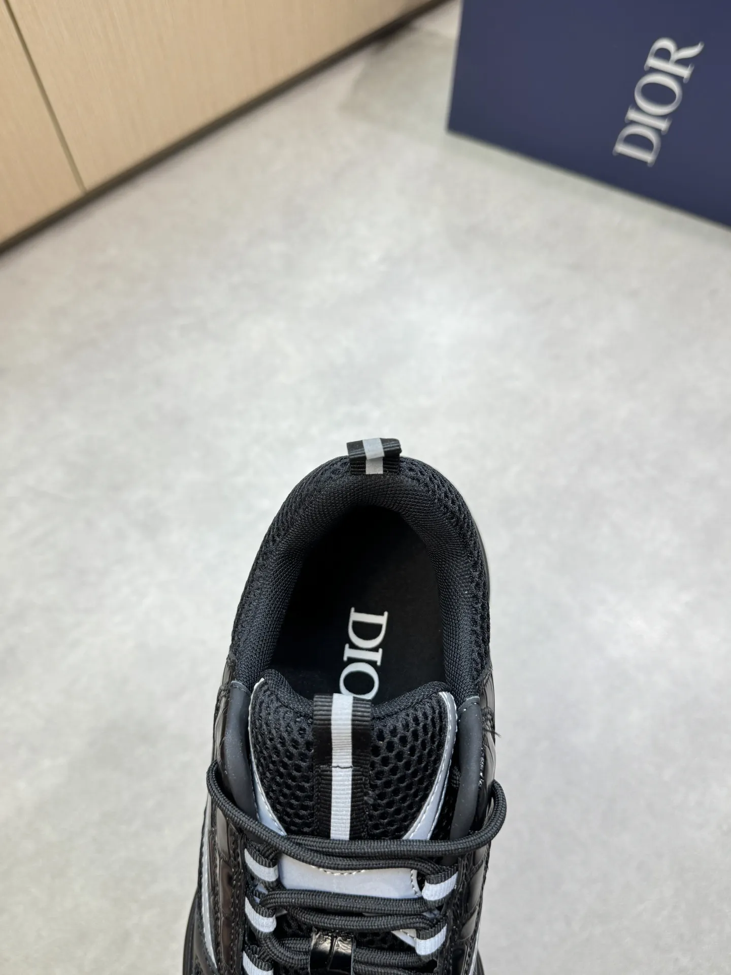 【 Dior】迪奥 P430💰 -高端品质 原单🔍🔍🔍休闲运动鞋 -鞋面：🔝石头纹小牛皮、高丝光网帆布匹、品牌图腾布匹、鞋舌.后跟；反光品牌织带 -内里：品牌帆布 -原版：超轻TPU发泡&middot;橡胶；双色成型大底 -超高品控&middot;做工精细：凸显(高端&middot;贵气&middot;档次) -Size ：39-44（38、45、46，47，可订做)&middot;D9285