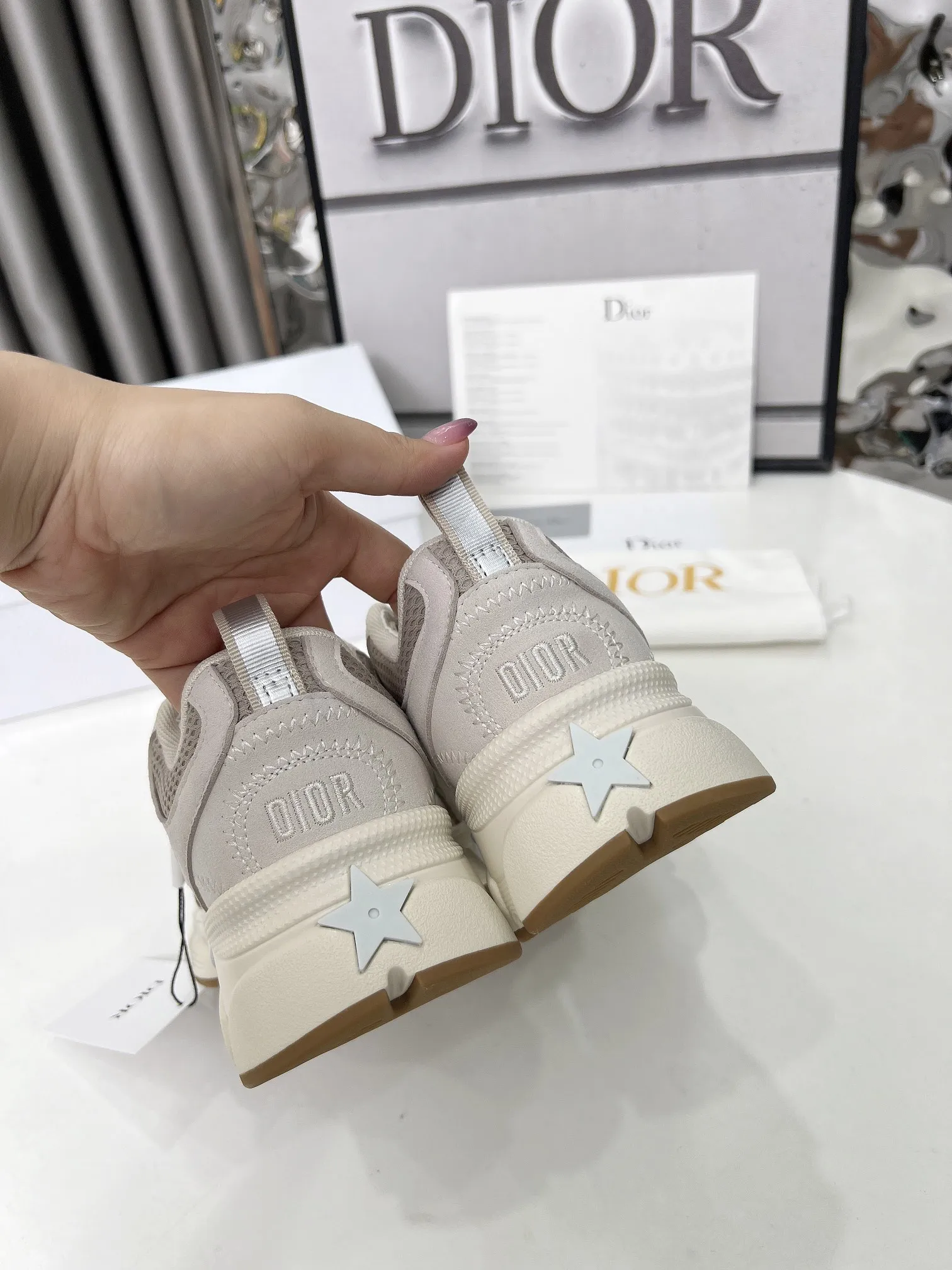 工厂价250 官网新色同步更新 这款 Dior Chrono 运动鞋以Dior的高订风格重新演绎跑步鞋。米色网眼织物搭配同色调绒面牛皮革镶片，侧面的CD 标志、鞋舌上的星星补丁和鞋跟的Dior标志，诸多经典细节彰显格调。采用双色鞋带，轻盈鞋底搭配星星图案，可全年打造休闲造型。 价格：P 码数：女码35-41（35/42可定做） 男码40-46（男款打版中） 颜色：白、粉、金、银