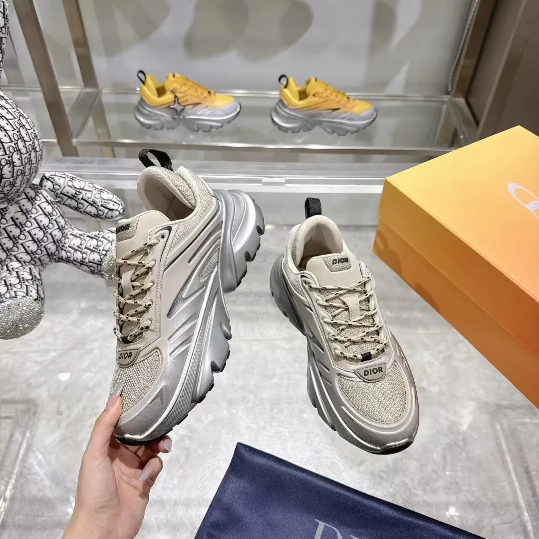 实价：380❤️❤️❤️ Dior迪奥B44最新款老爹运动鞋是秋季新品，以时髦复古风格丰富经典系列。精心制作，可全年与休闲造型搭配 顺应复古市场的趋势的 Dad Shoes风格鞋款鞋舌上的Dior标志 也注明了这双鞋是运用了质感细腻的皮革和网眼布面材质拼接成鞋身，鞋身两侧有显眼的字母CD 表明身份，鞋身多处线条勾勒细节 让鞋子看起来不那么单调、复古立体感十足！配送专柜精美包装🛍📦 ▪️ 面料：原版定制牛皮 ▪️ 内里：进口透气网里 ▪️ 鞋底：开模防滑大底 ▪️ Size:38-46